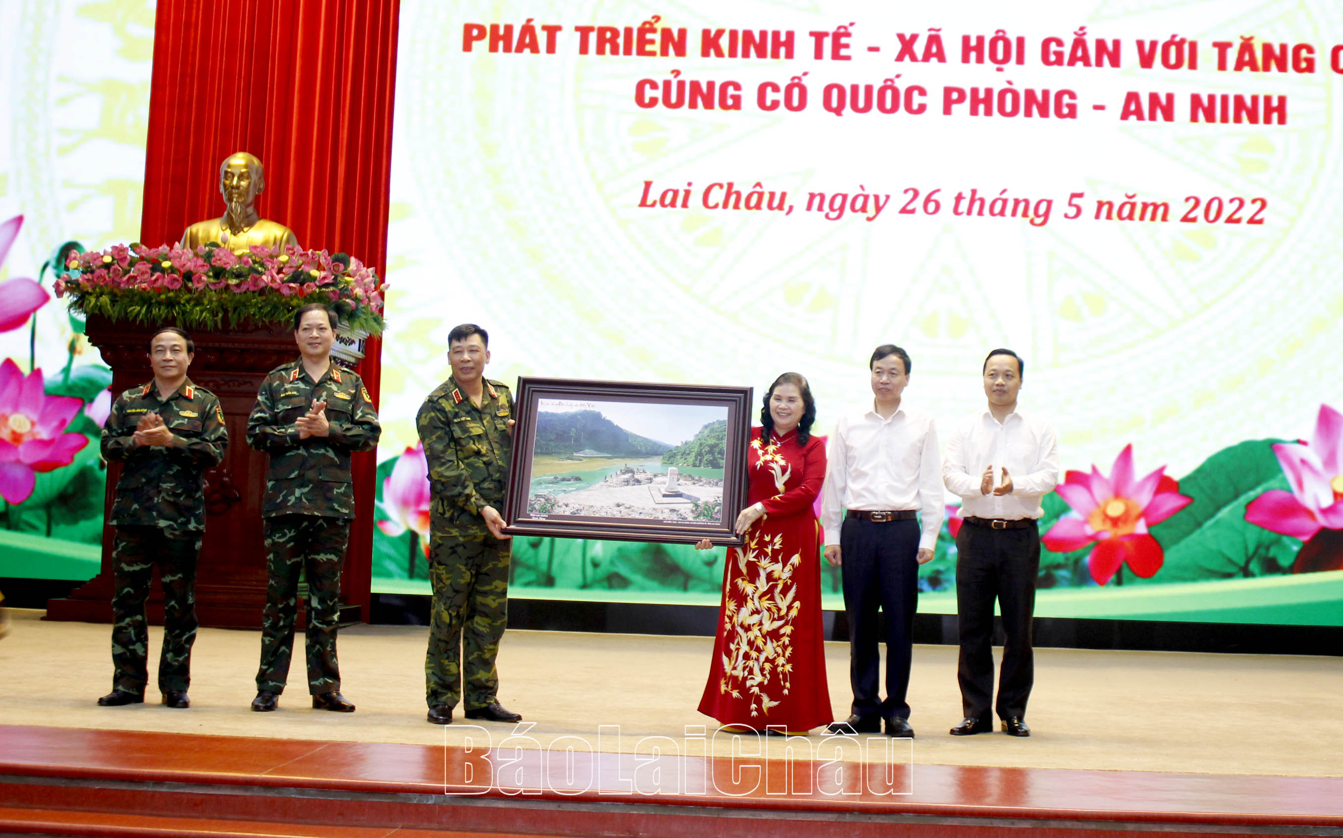 Các đồng chí lãnh đạo Tỉnh ủy – HĐND –UBND tỉnh tặng quà lưu niệm cho Đoàn công tác. 
