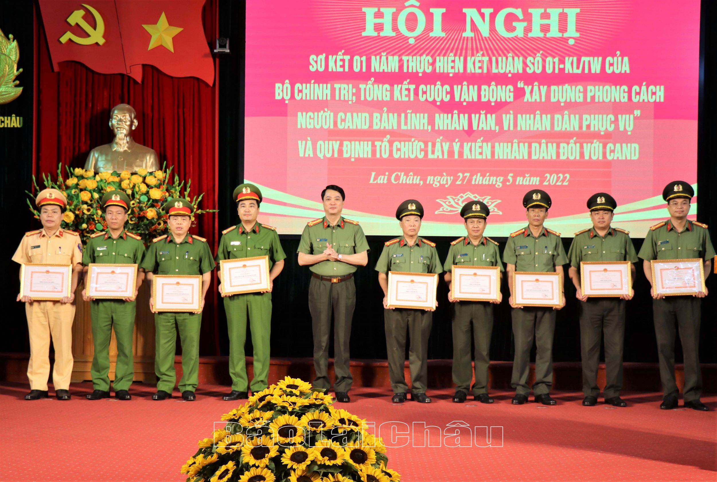 Đại tá Nguyễn Viết Giang, Uỷ vien Ban Thường vụ Tỉnh ủy, Giám đốc Công an tỉnh tặng giấy khen cho các cá nhân xuất sắc.