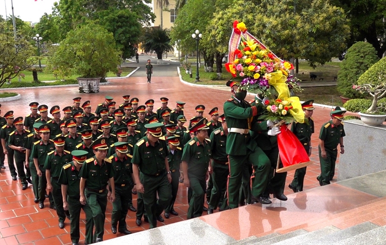 Đoàn đại biểu của Thường vụ Đảng ủy, Bộ Tư lệnh Quân khu vào dâng hoa, dâng hương tại viếng Chủ tịch Hồ Chí Minh tại Bảo tàng Hồ Chí Minh chi nhánh Quân khu 5. 