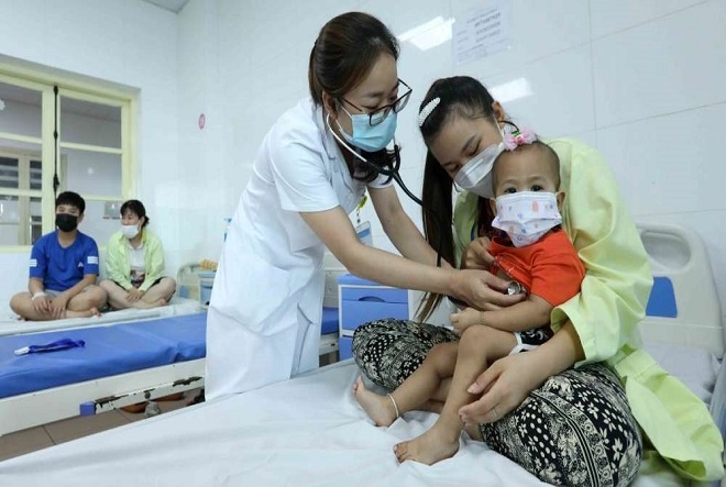 Bệnh nhi điều trị tại Khoa Nhi, Bệnh viện Thanh Nhàn (Hà Nội) đều thuộc nhóm bệnh sốt xuất huyết, nhiễm khuẩn... (Ảnh: MQ). 