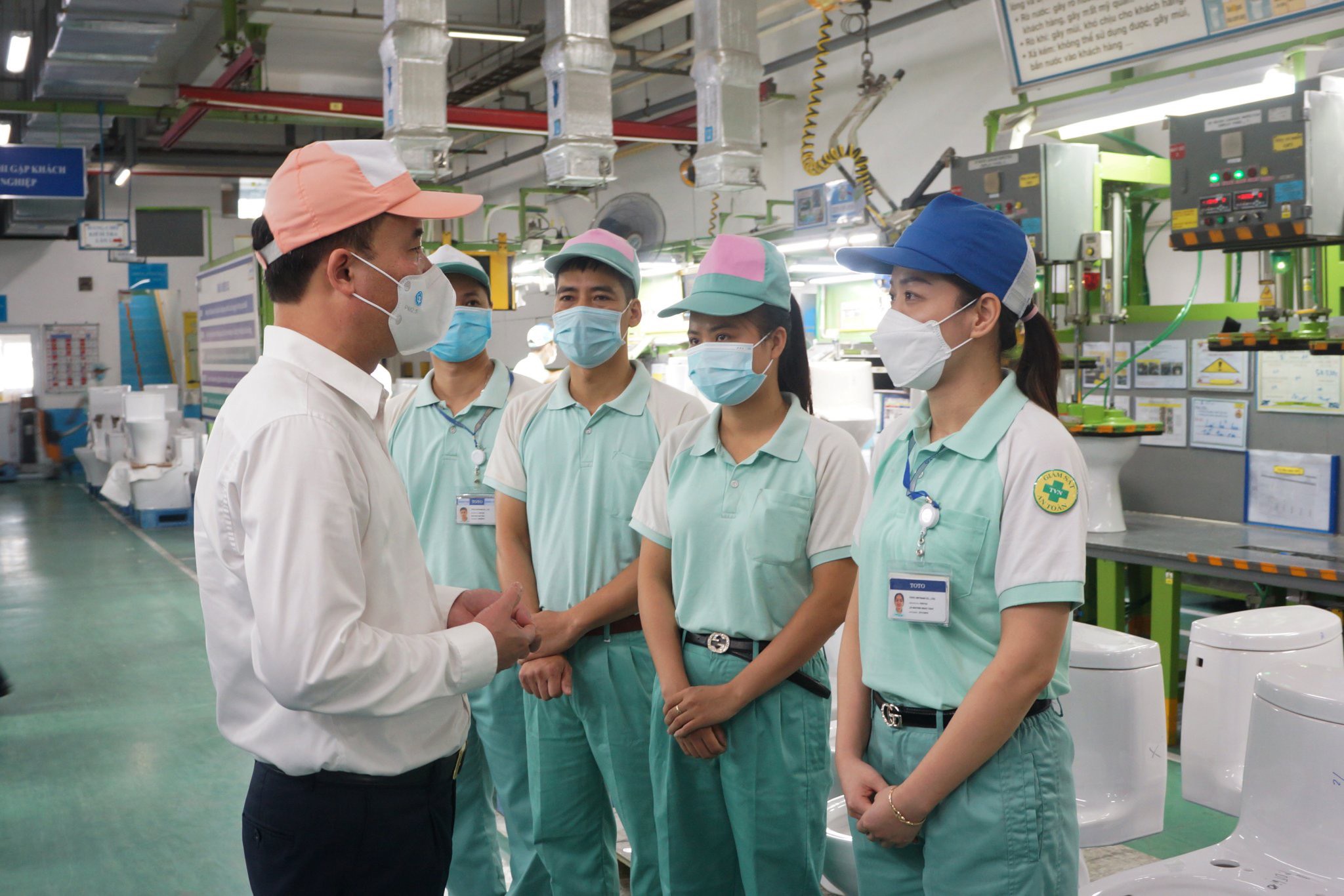 Tổng Giám đốc BHXH Việt Nam Nguyễn Thế Mạnh tiếp xúc người lao động