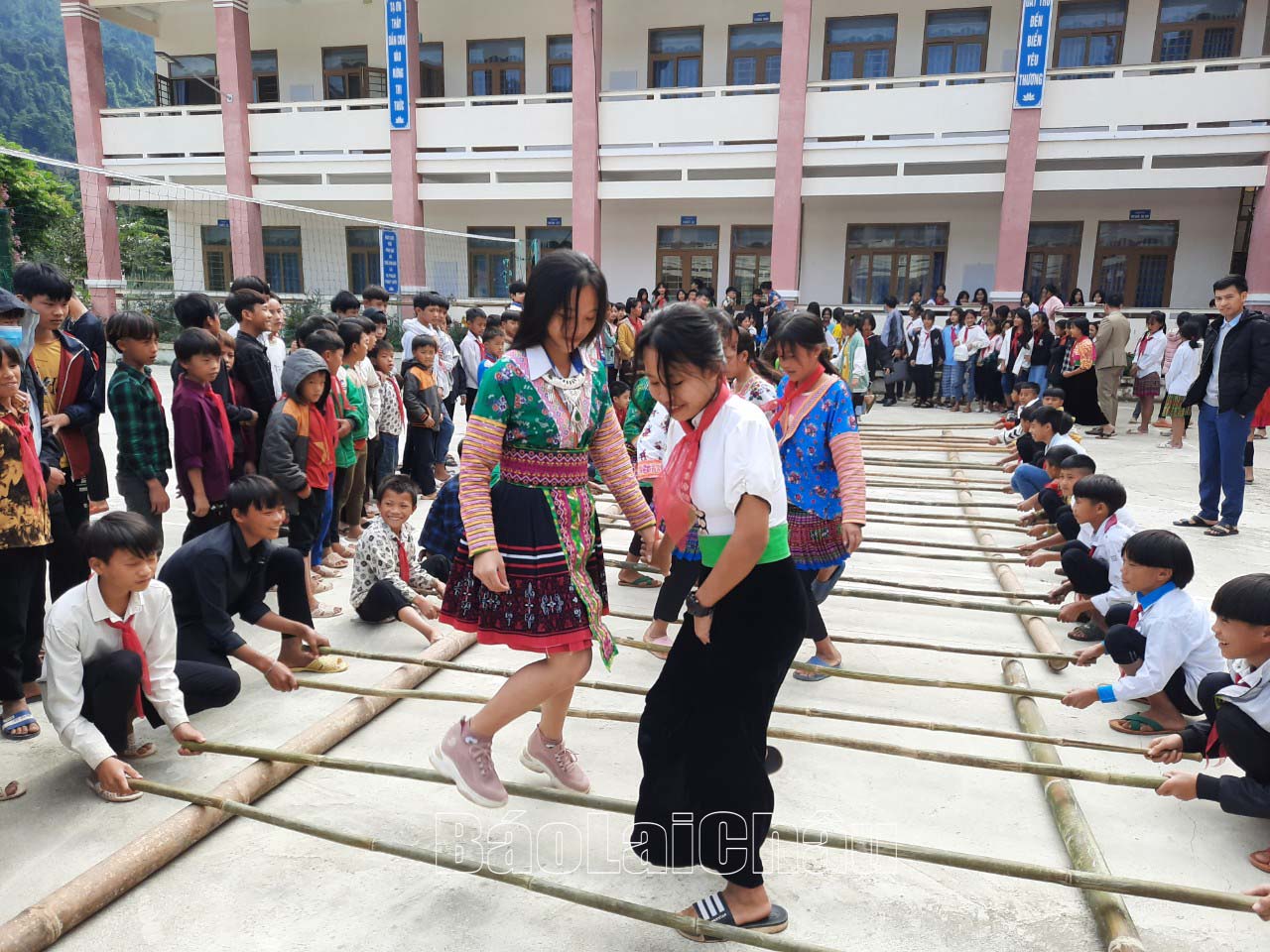 Học sinh tại trưởng Trung học cơ sở Nậm Chà được tham gia các trò chơi truyền thống dân tộc, giúp nâng cao ý thức gìn giữ và phát huy văn hóa truyền thống ngay khi còn đang là học sinh.