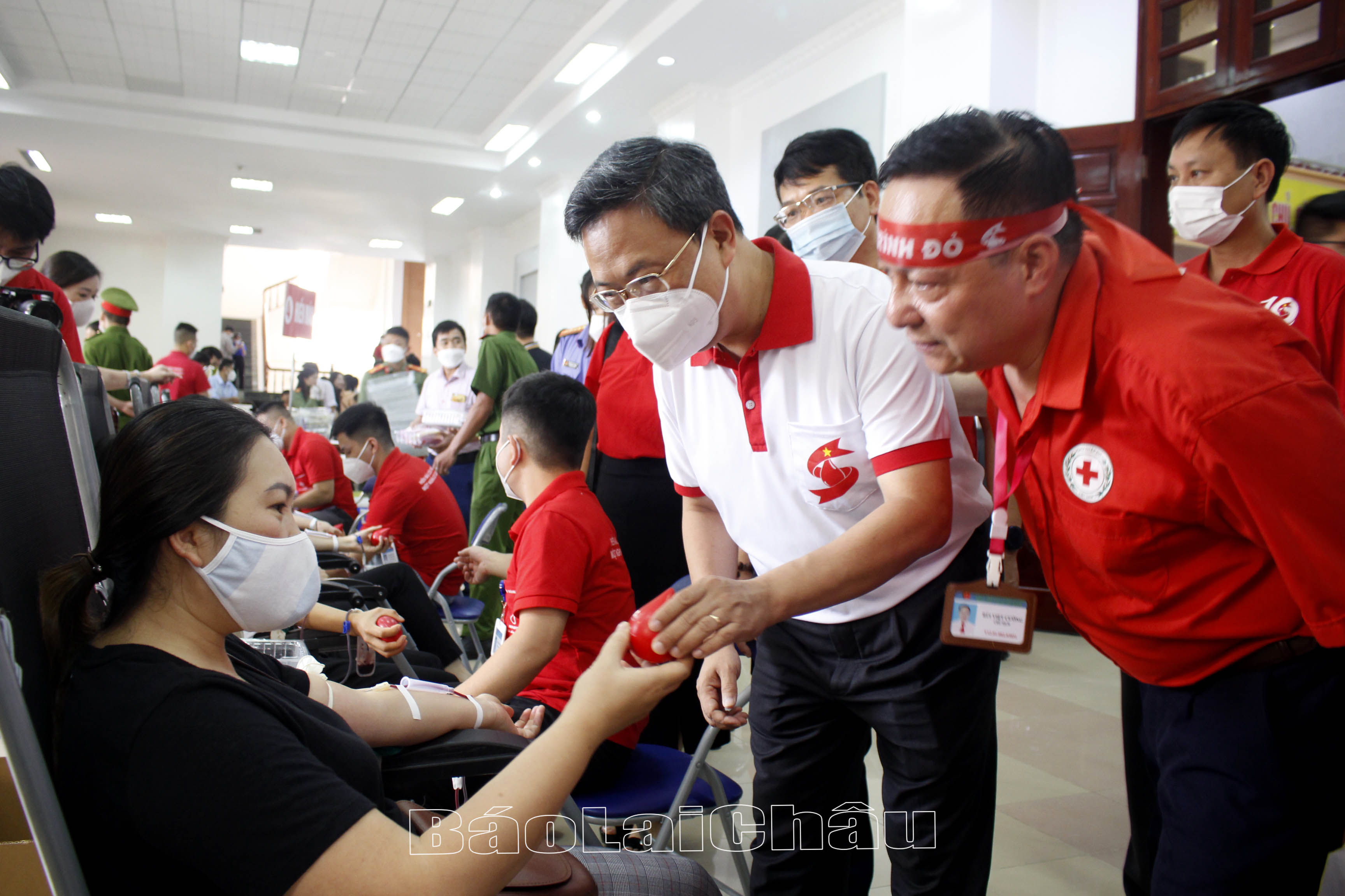Lãnh đạo Hội Chữ thập đỏ tỉnh, Viện Huyết học và Truyền máu Trung ương hỏi thăm,động viên các tình nguyện viên.