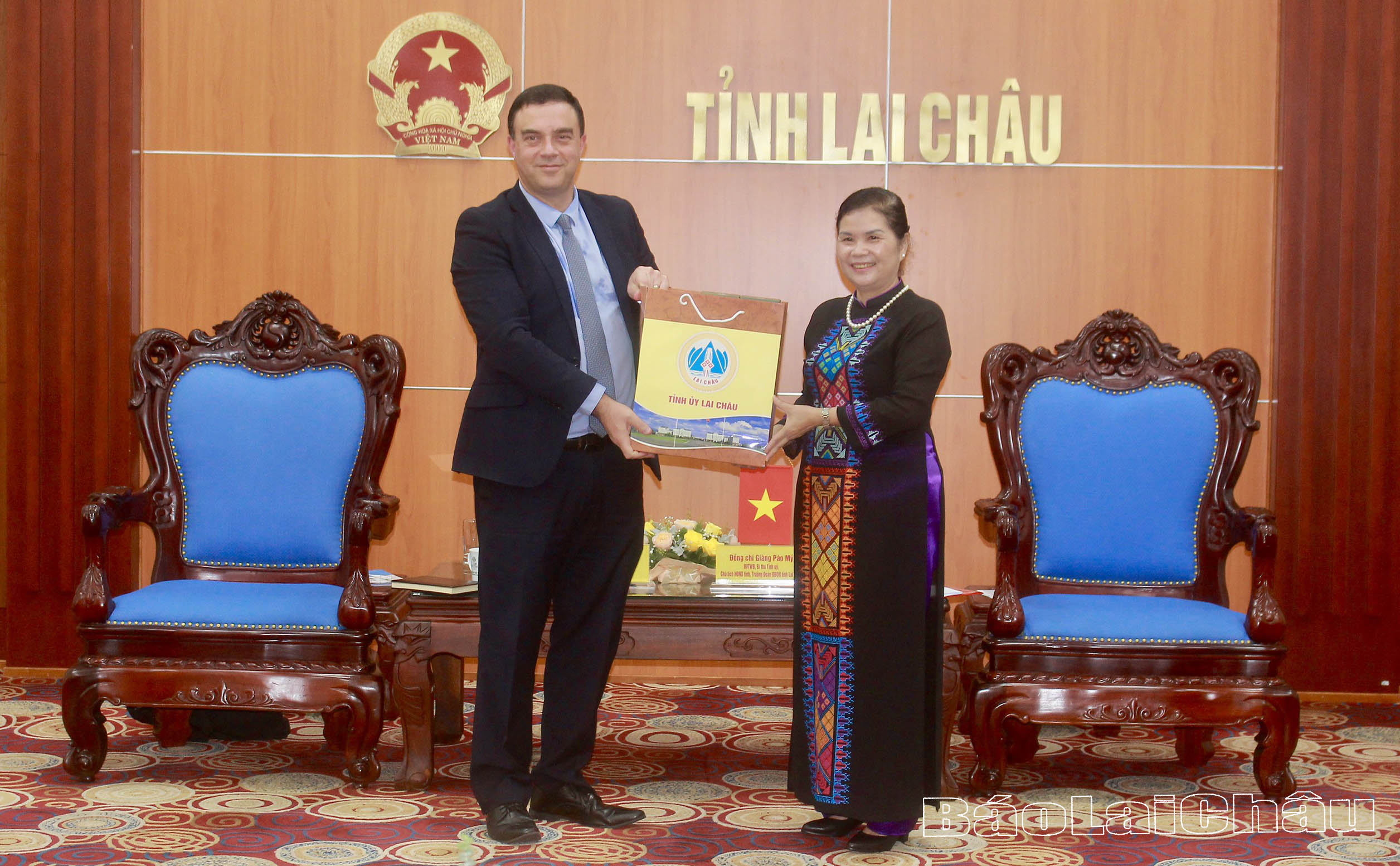Đồng chí Bí thư Tỉnh ủy Lai Châu tặng Ngài Đại sứ sản phẩm OCOP của tỉnh.