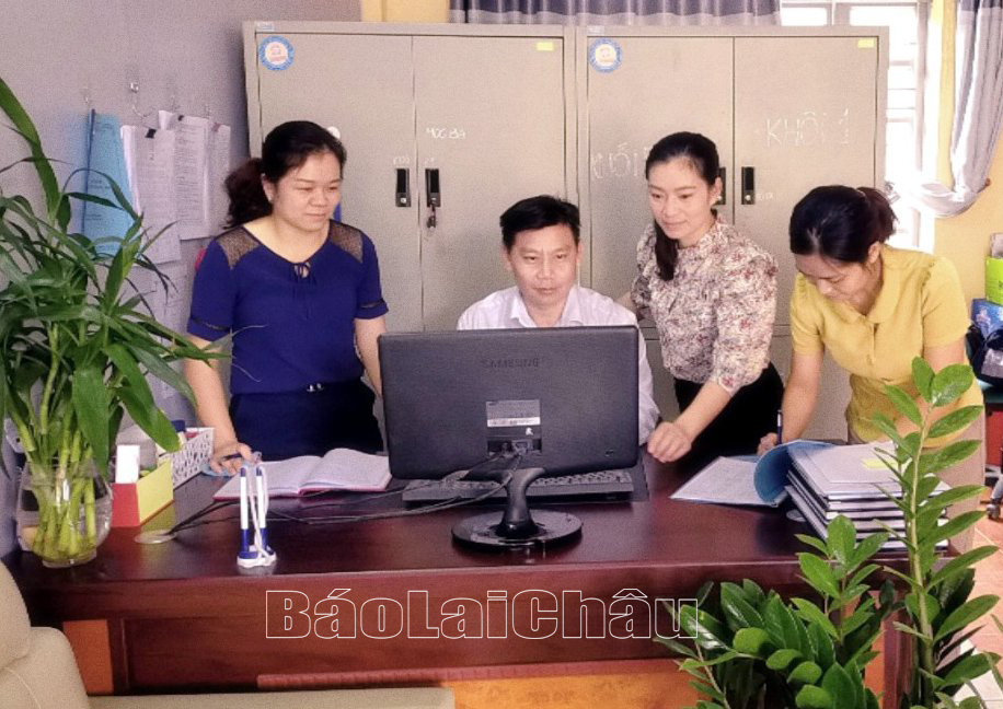 Đoàn viên công đoàn thuộc LĐLĐ huyện Phong Thổ đăng ký sáng kiến trên phần mềm trực tuyến.