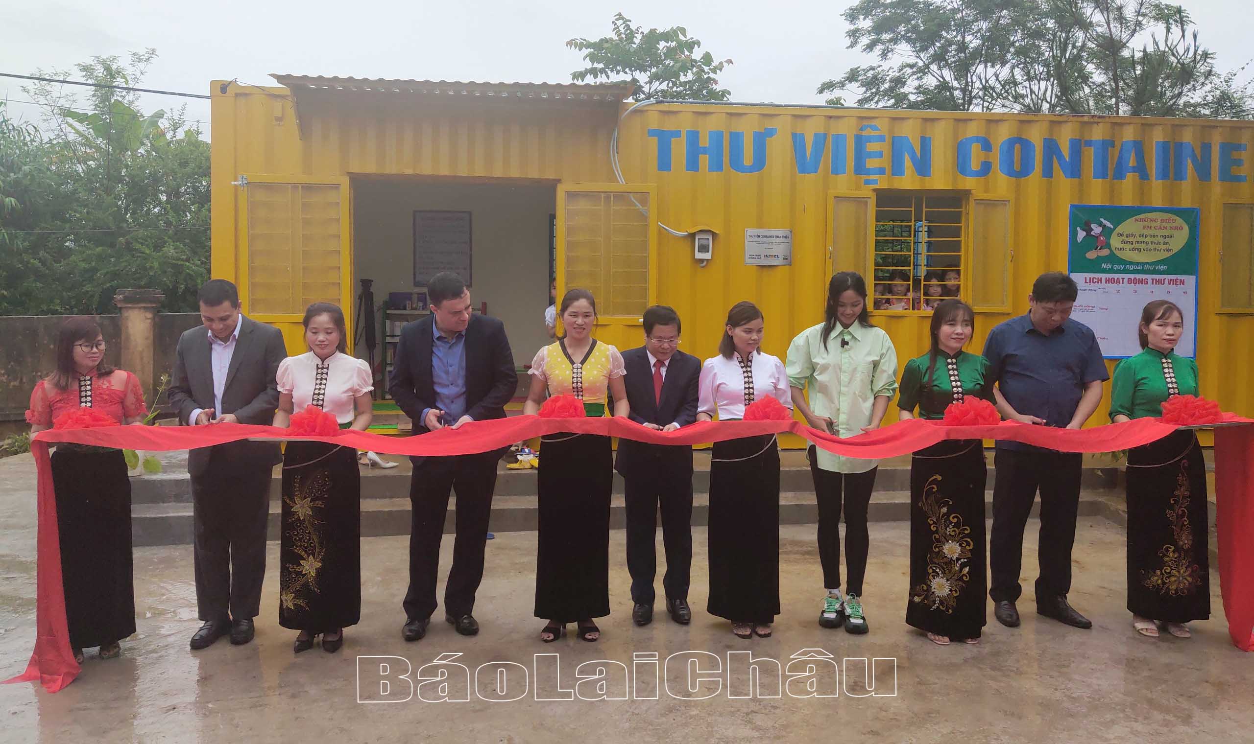 Đại diện các nhà tài trợ, lãnh đạo UBND tỉnh, huyện Than Uyên cắt băng khánh thành công trình thư viện thân thiện.