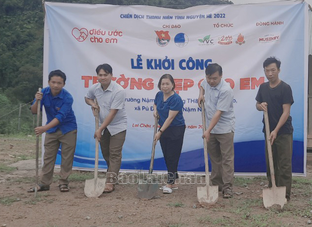Các đại biểu tham gia khởi công công trình tại điểm trường Nậm Pì (xã Pú Đao, huyện Nậm Nhùn).