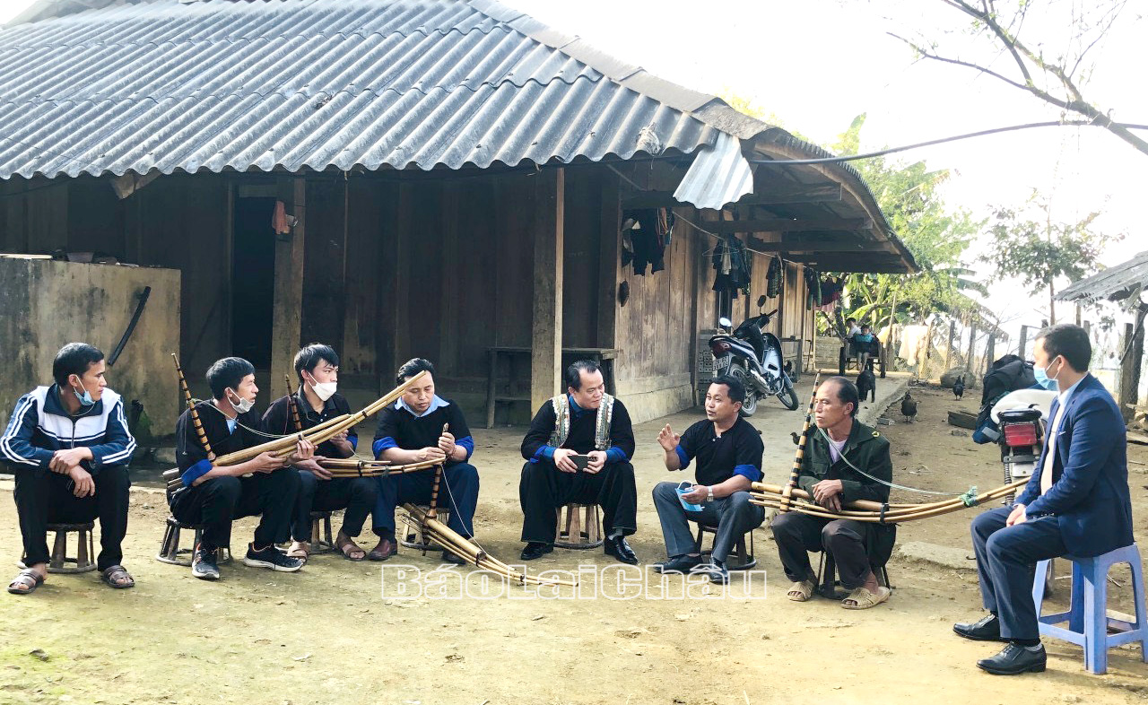 Lãnh đạo xã Tà Mung tuyên truyền đến thành viên Ban vận động thực hiện nếp sống văn hóa dân tộc Mông giữ gìn các bài khèn.