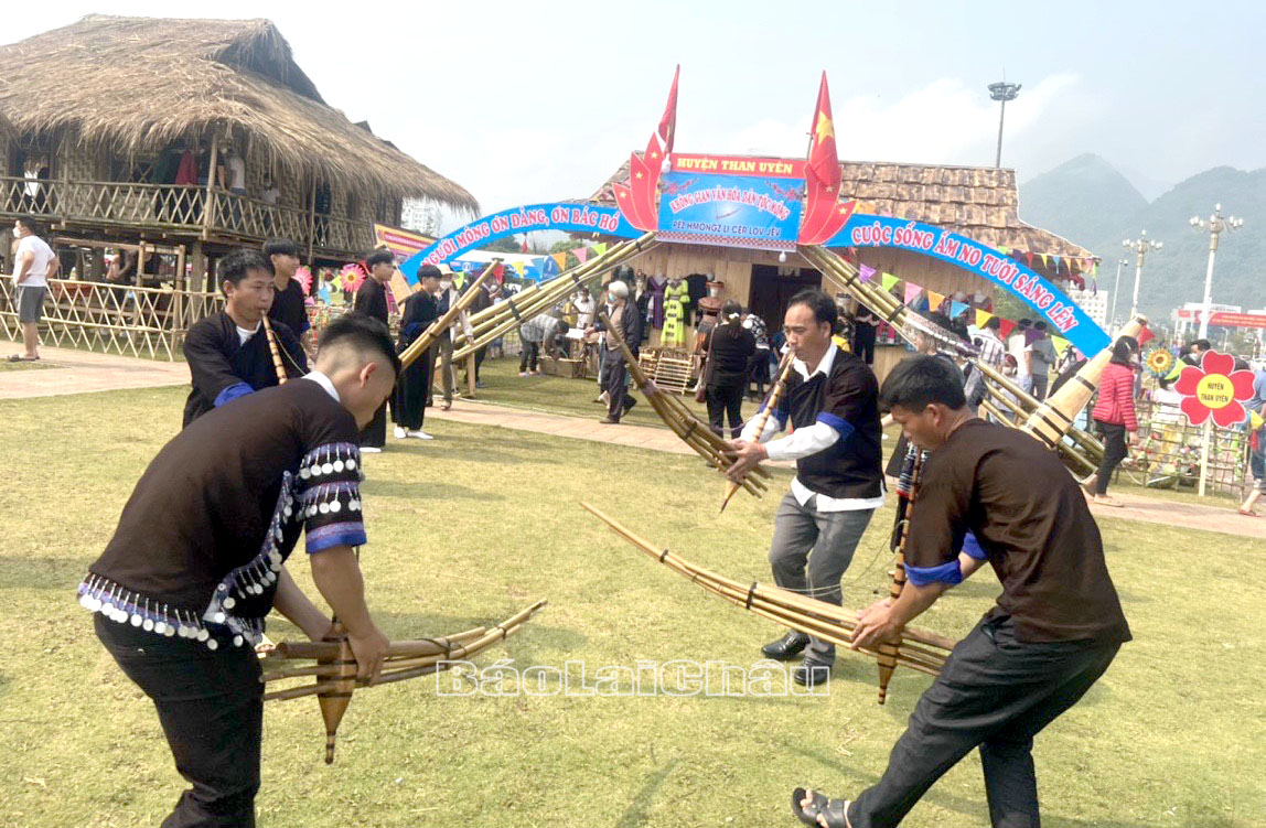 Các thành viên Ban vận động thực hiện nếp sống văn hóa dân tộc Mông biểu diễn khèn Mông tại Tuần Du lịch-Văn hóa Lai Châu năm 2022.