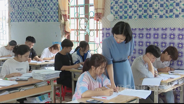 Giờ ôn thi tốt nghiệp THPT của cô và trò lớp 12A trường THPT Dân tộc nội trú huyện Tam Đường.