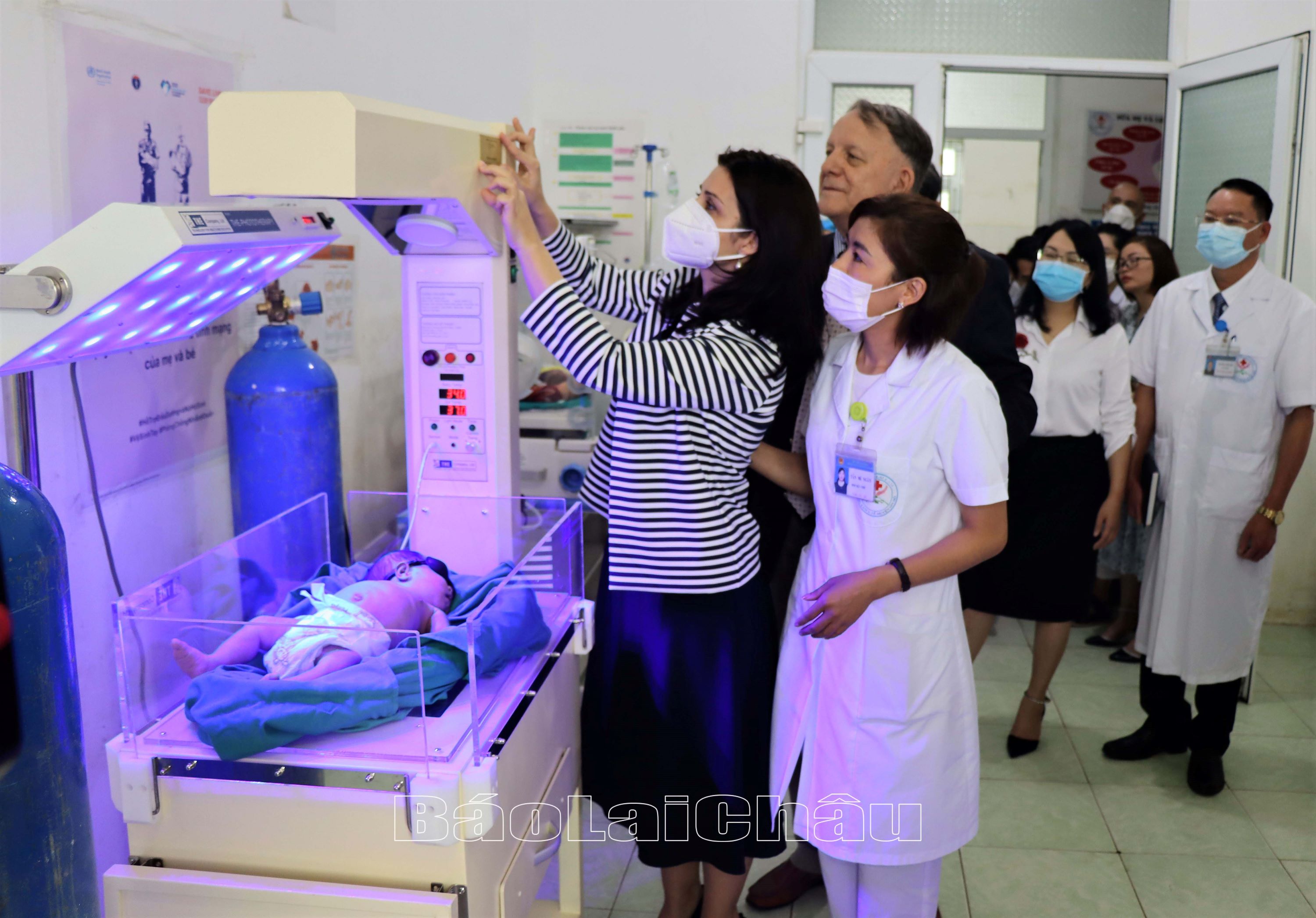 Bà đại sứ cùng Đoàn công tác gắn biển tài trợ các thiết bị y tế tại Trung tâm Y tế huyện Sìn Hồ.