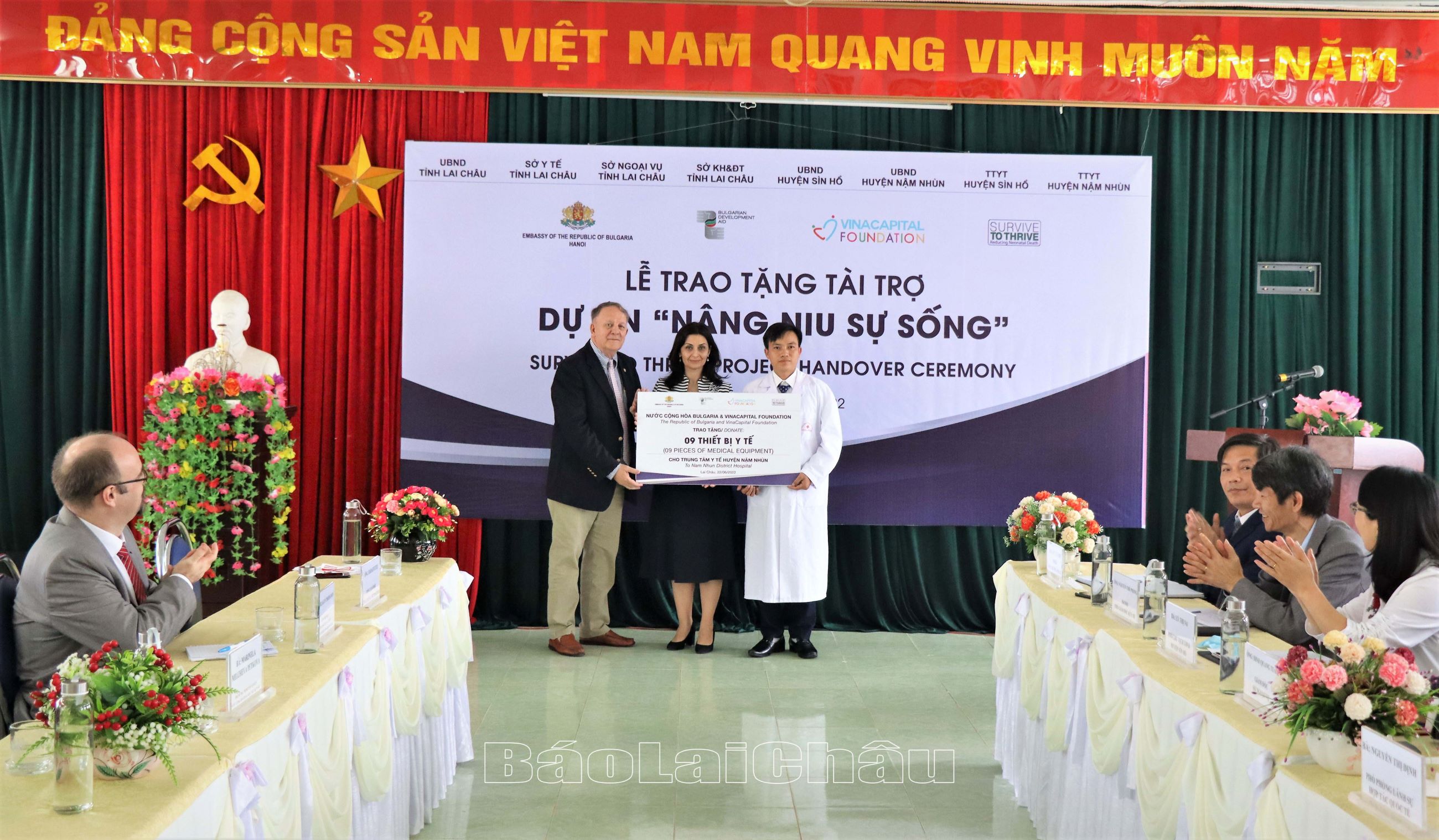 Bà Đại sứ cùng đoàn công tác trao tặng thiết bị chăm sóc trẻ sơ sinh cho Trung tâm Y tế huyện Nậm Nhùn.