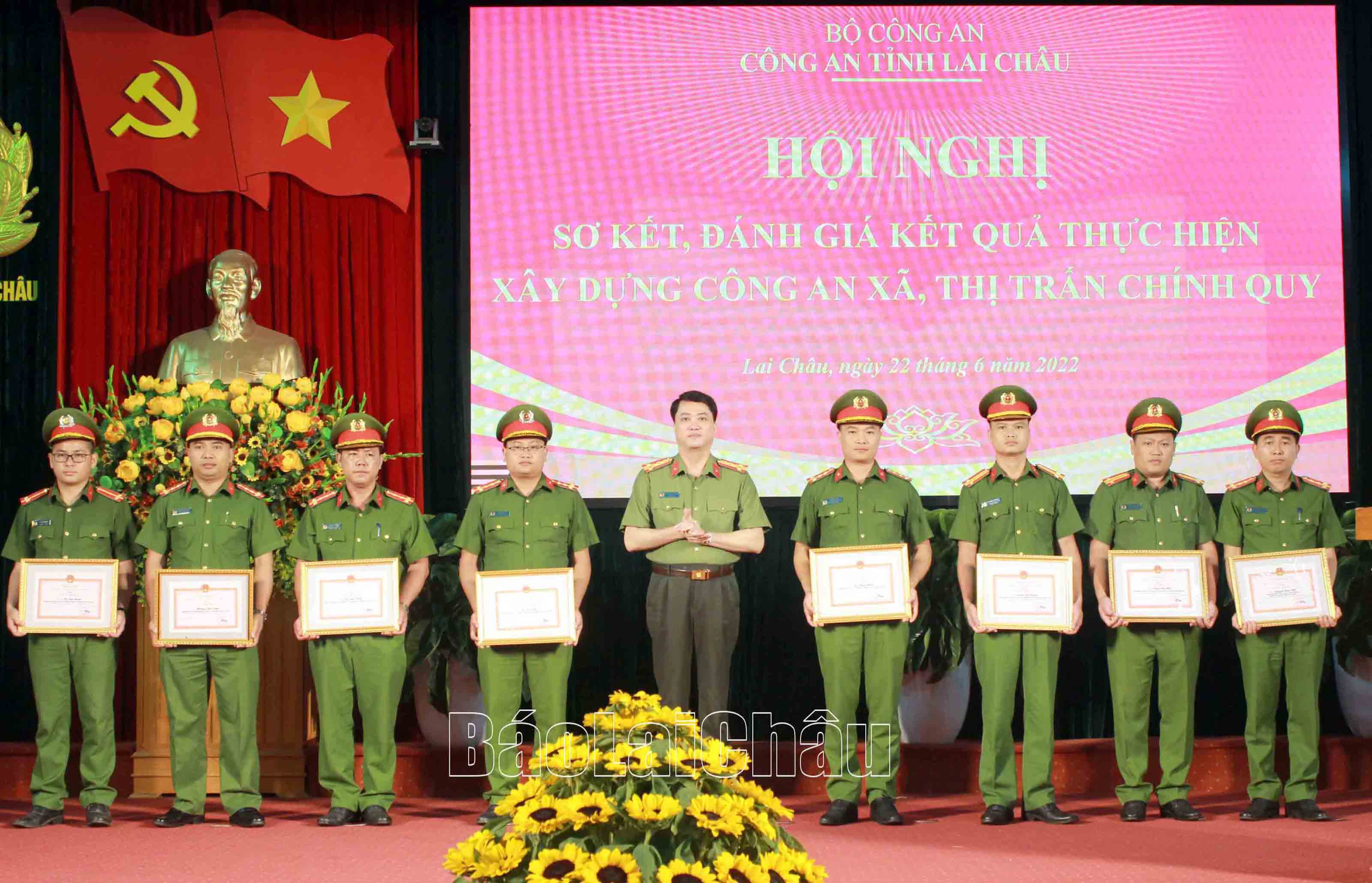 Đại tá, tiến sỹ Nguyễn Viết Giang - Ủy viên Ban Thường vụ Tỉnh ủy, Giám đốc Công an tỉnh tặng Giấy khen cho các cá nhân có thành tích xuất sắc.