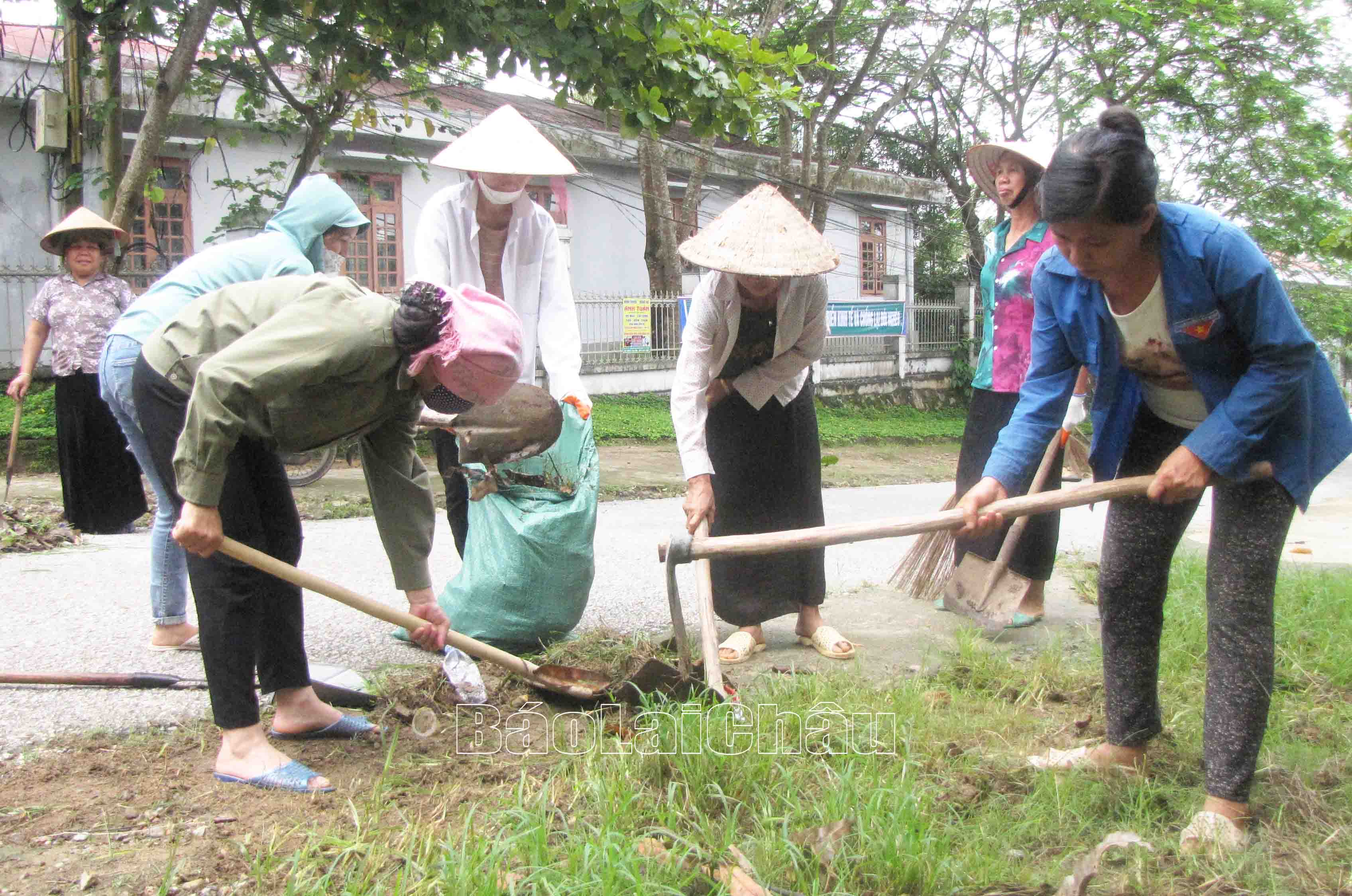 Người dân xã Nậm Hàng (huyện Nậm Nhùn) tham gia vệ sinh các tuyến đường nội bản.