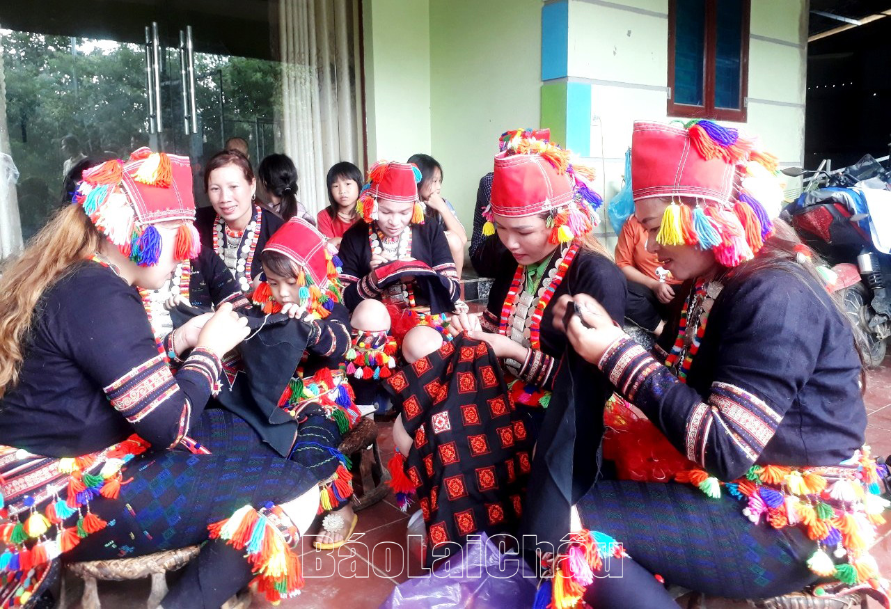 Chị em phụ nữ dân tộc Dao đỏ ở bản Hòa Hợp còn giữ phong tục thêu thùa, may vá cho trang phục của mình/