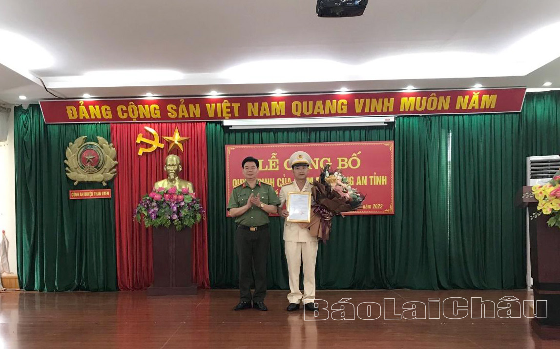 Đại tá Tao Văn Trường - Phó Giám đốc Công an tỉnh trao quyết định và tặng hoa chúc mừng.
