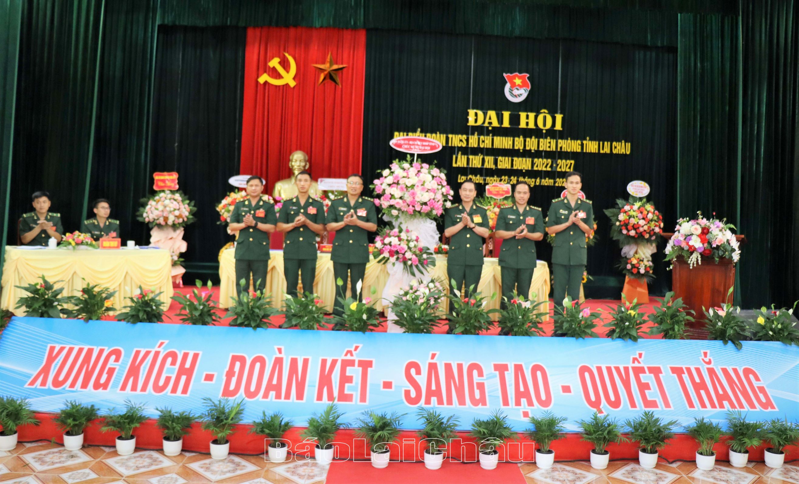 Lãnh đạo Bộ Chỉ huy BĐBP tỉnh tặng hoa chúc mừng đại hội.