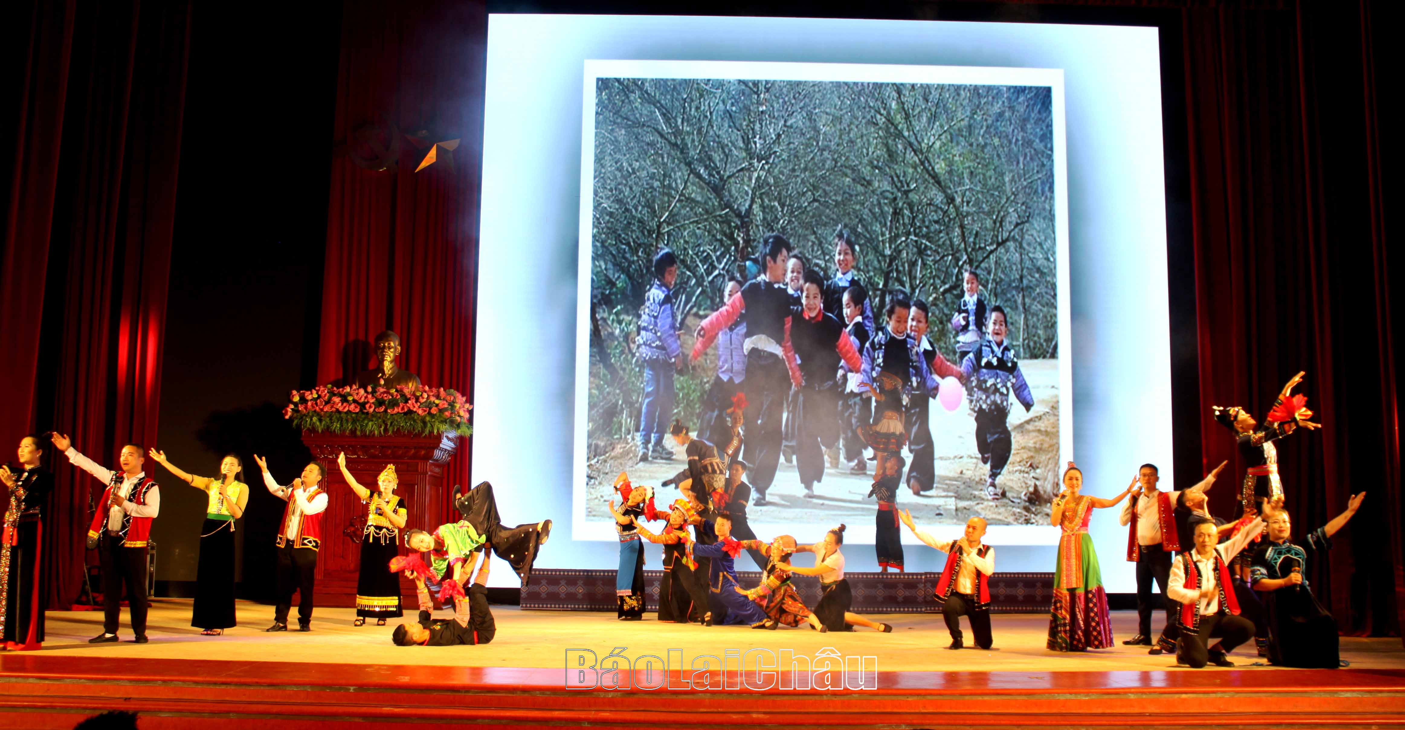 Tiết mục "Lai Châu miền huyền thoại" của đoàn Sở Tài nguyên - Môi trường tỉnh Lai Châu được Ban Tổ chức trao giải A.