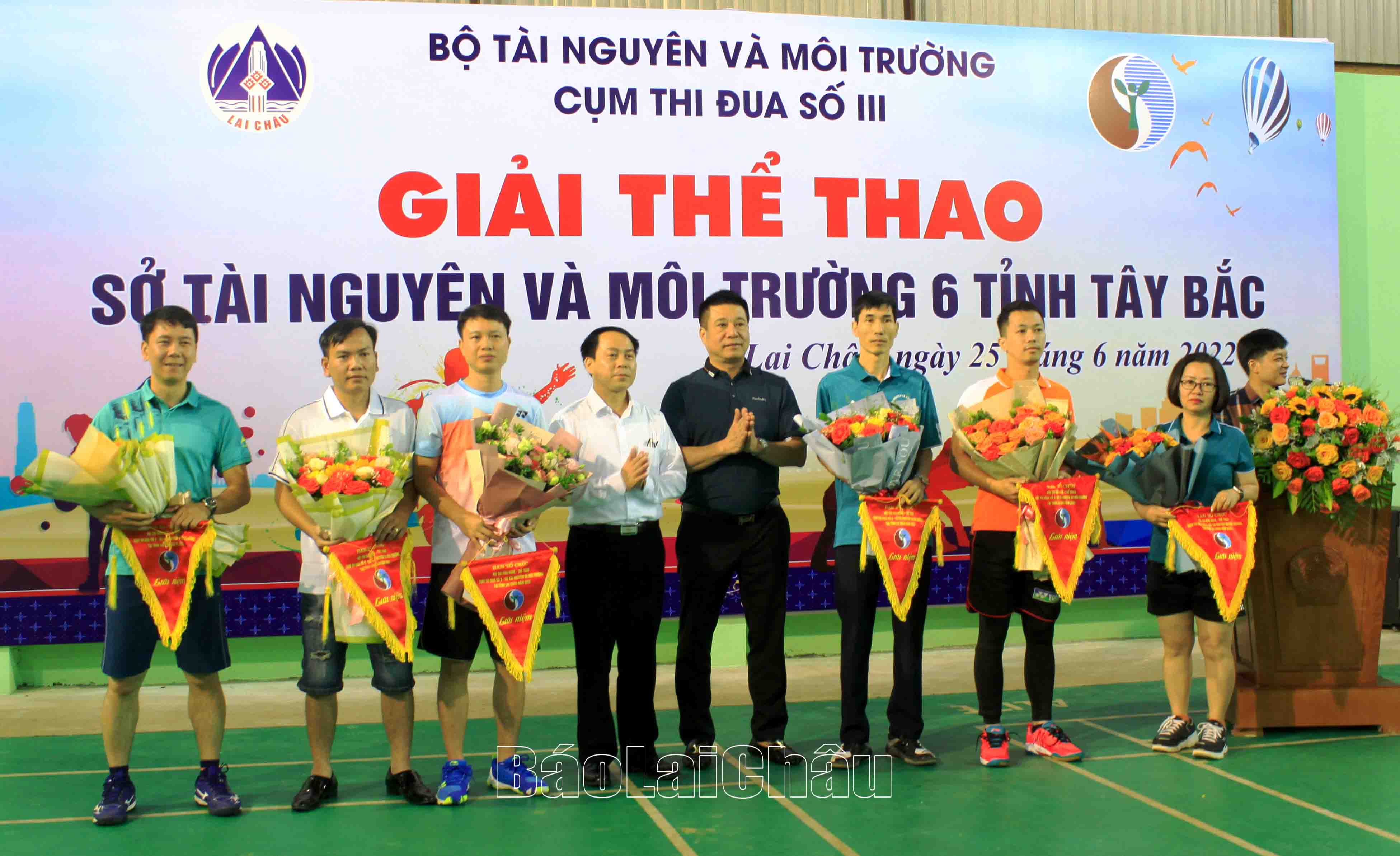 Đại diện Ban Tổ chức tặng hoa và cờ lưu niệm cho các đội tham gia thi đấu.