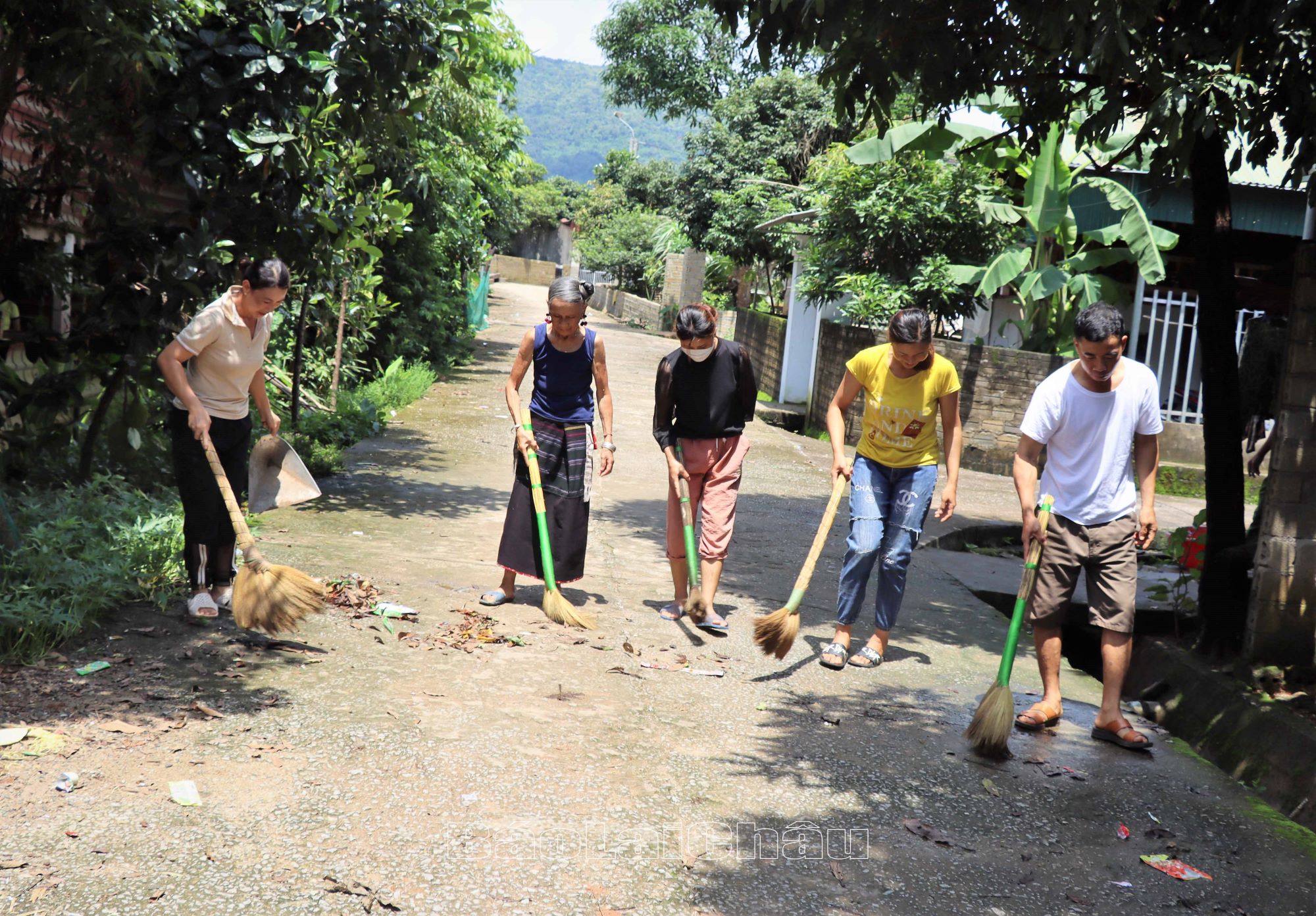 Người dân xã Nậm Tăm tích cực giữ gìn vệ sinh môi trường.