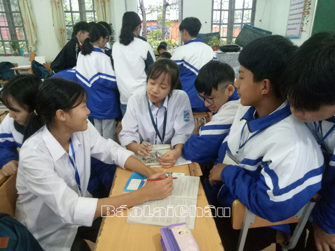 Em Lò Phương Thùy -  Học sinh lớp 12C1, Trường Phổ thông Dân tộc Nội trú tỉnh (người ở giữa) trao đổi bài cùng các bạn trong lớp. 