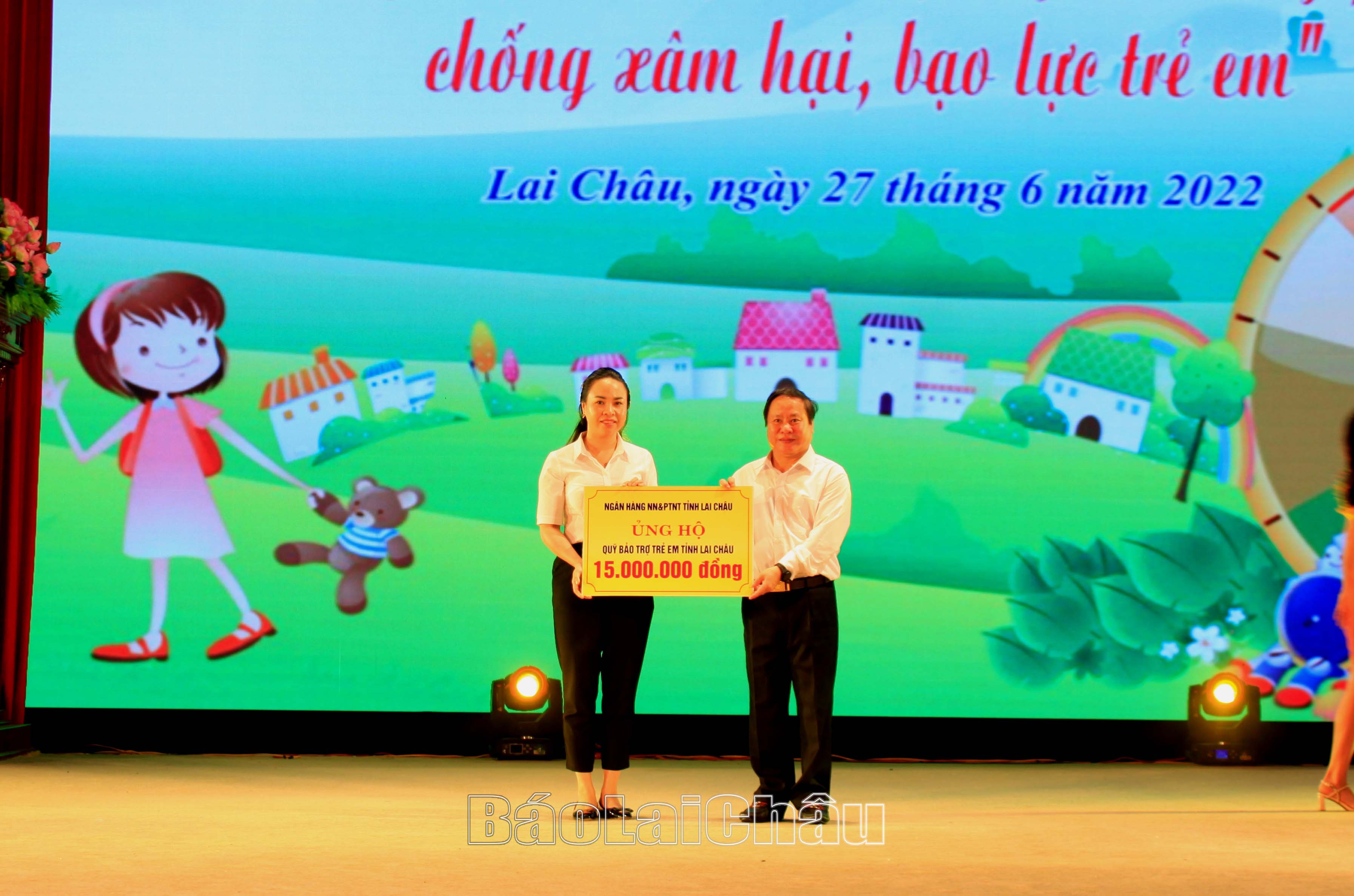 Đại diện Agribank Chi nhánh Lai Châu trao ủng hộ Quỹ Bảo trợ trẻ em tỉnh.