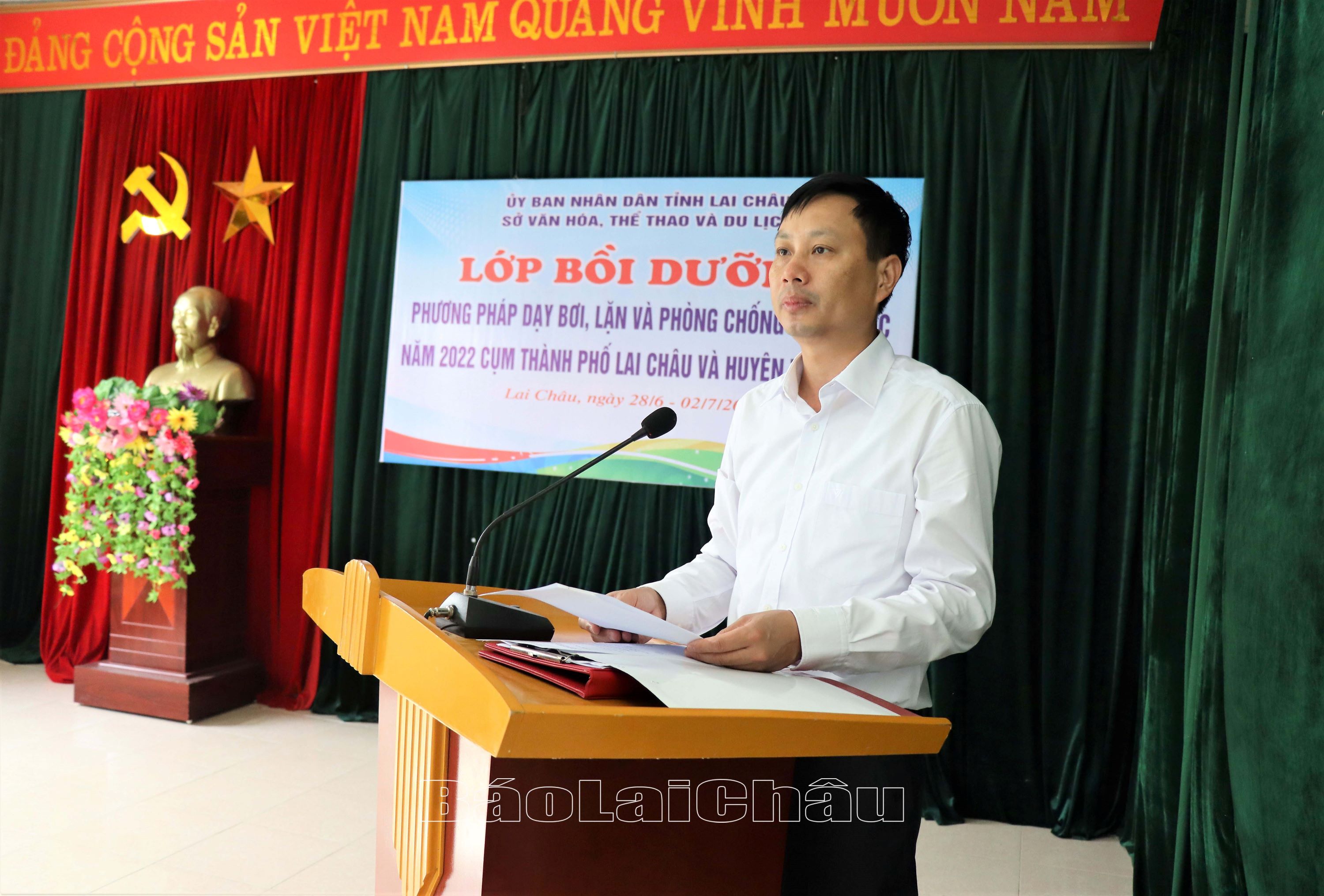 Đồng chí Trần Đình Tiến - Phó Chủ tịch UBND thành phố phát biểu khai mạc.