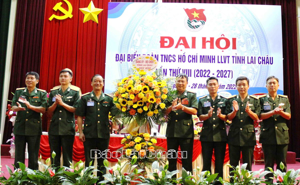 Lãnh đạo Bộ Chỉ huy Quân sự tỉnh tặng hoa chúc mừng Đại hội.