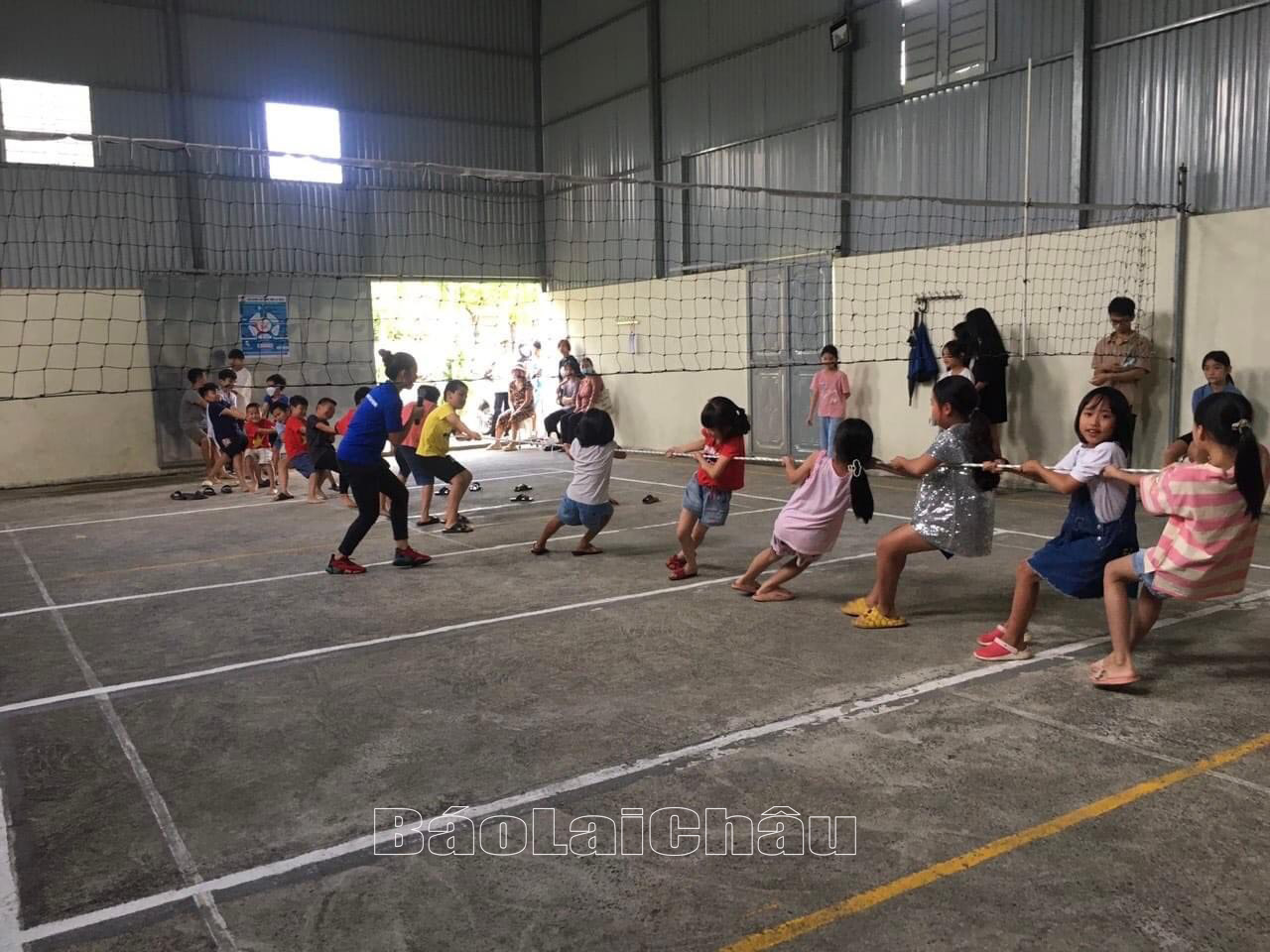 Hoạt động vui chơi thu hút thiếu niên nhi đồng tổ dân phố số 10 (phường Tân Phong) trong buổi sinh hoạt hè.