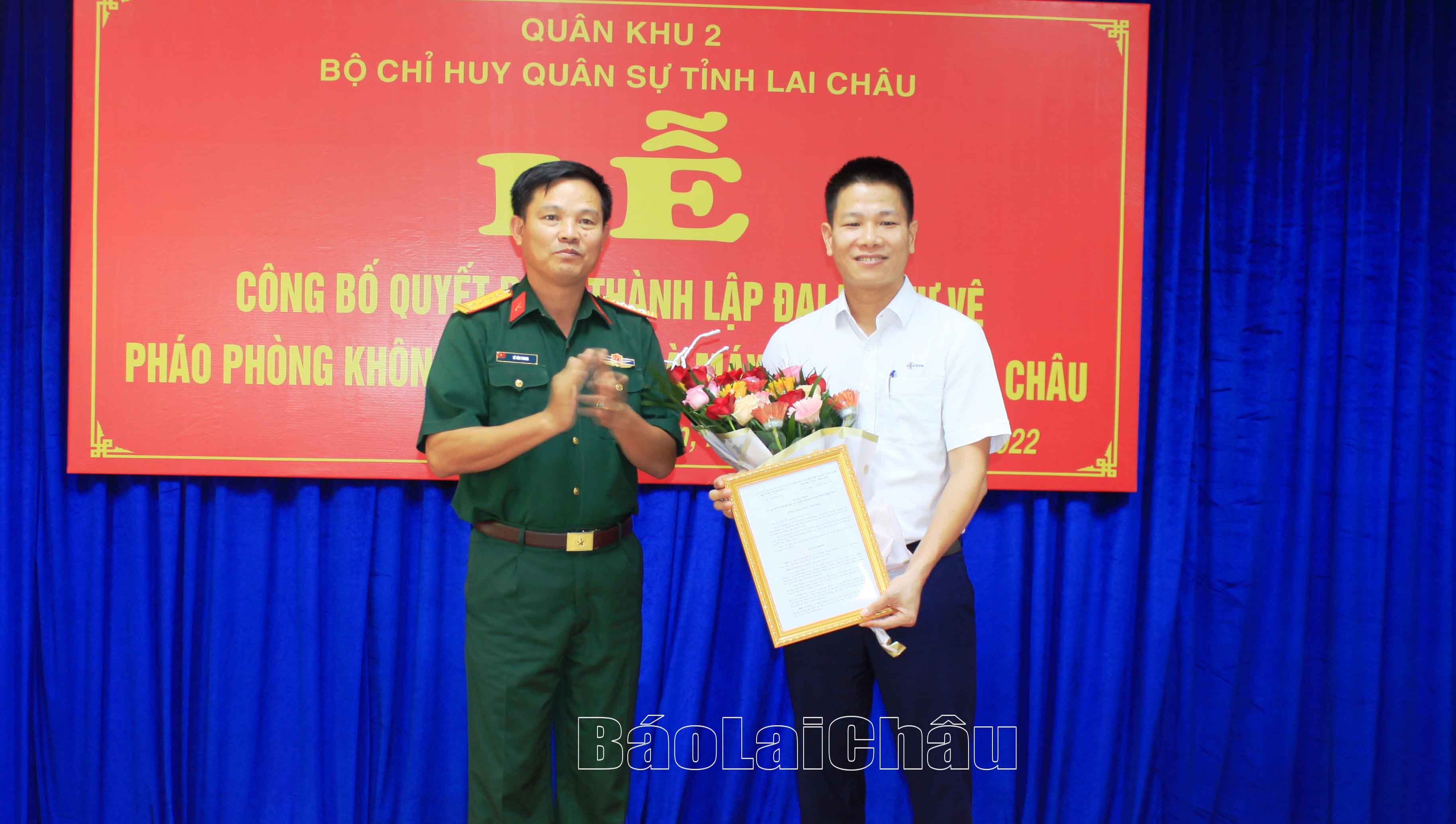 Đại tá Lê Văn Trung – Phó Tham mưu trưởng Quân khu II  trao quyết định thành lập Đại đội định thành lập Đại đội tự vệ PPK 37mm-1 Nhà máy Thủy điện Lai Châu.