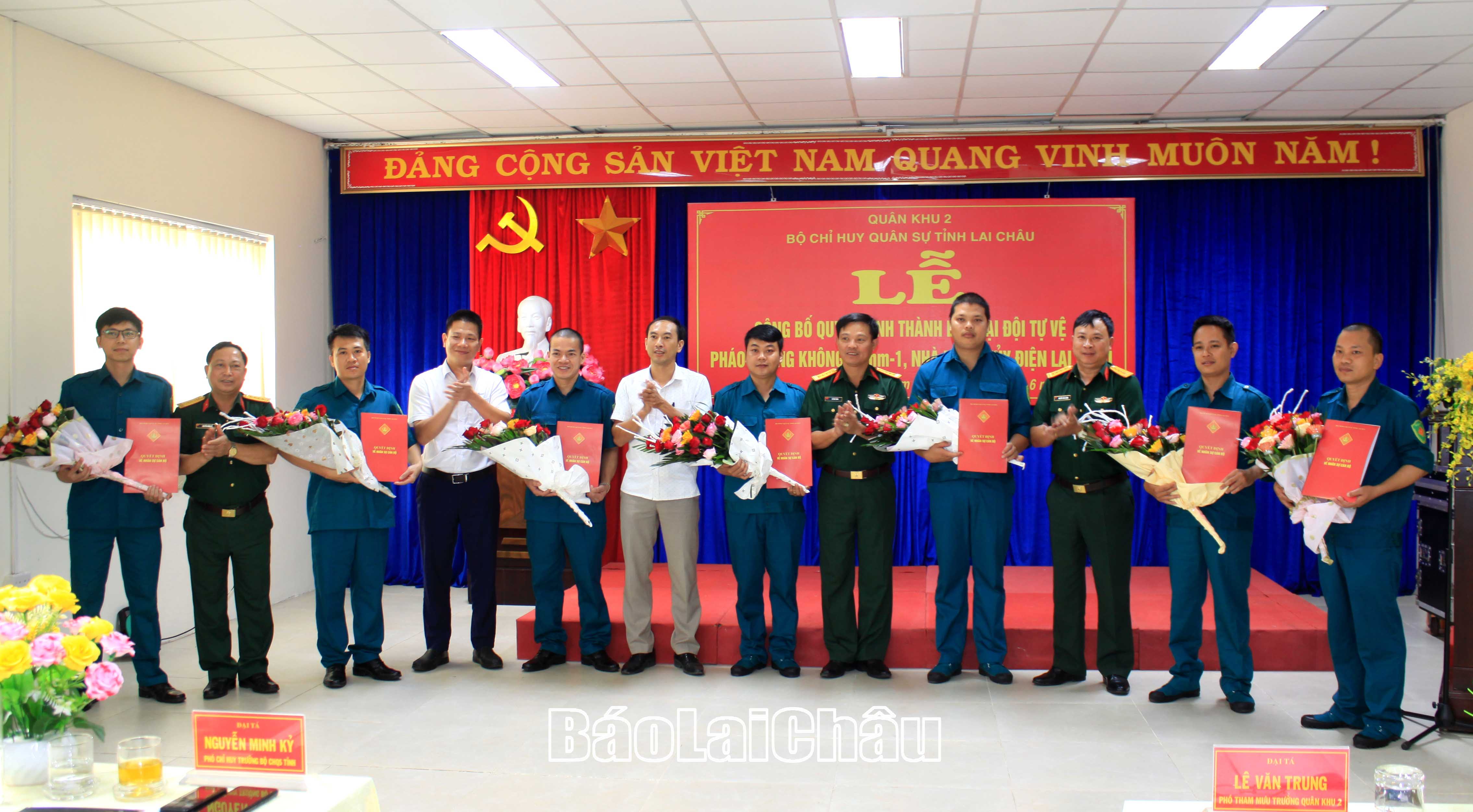 Các đồng chí lãnh đạo Quân khu II, Bộ CHQS tỉnh, UBND huyện Nậm Nhùn, Công ty Thủy điện Sơn tặng hoa chúc mừng cán bộ Đại đội.