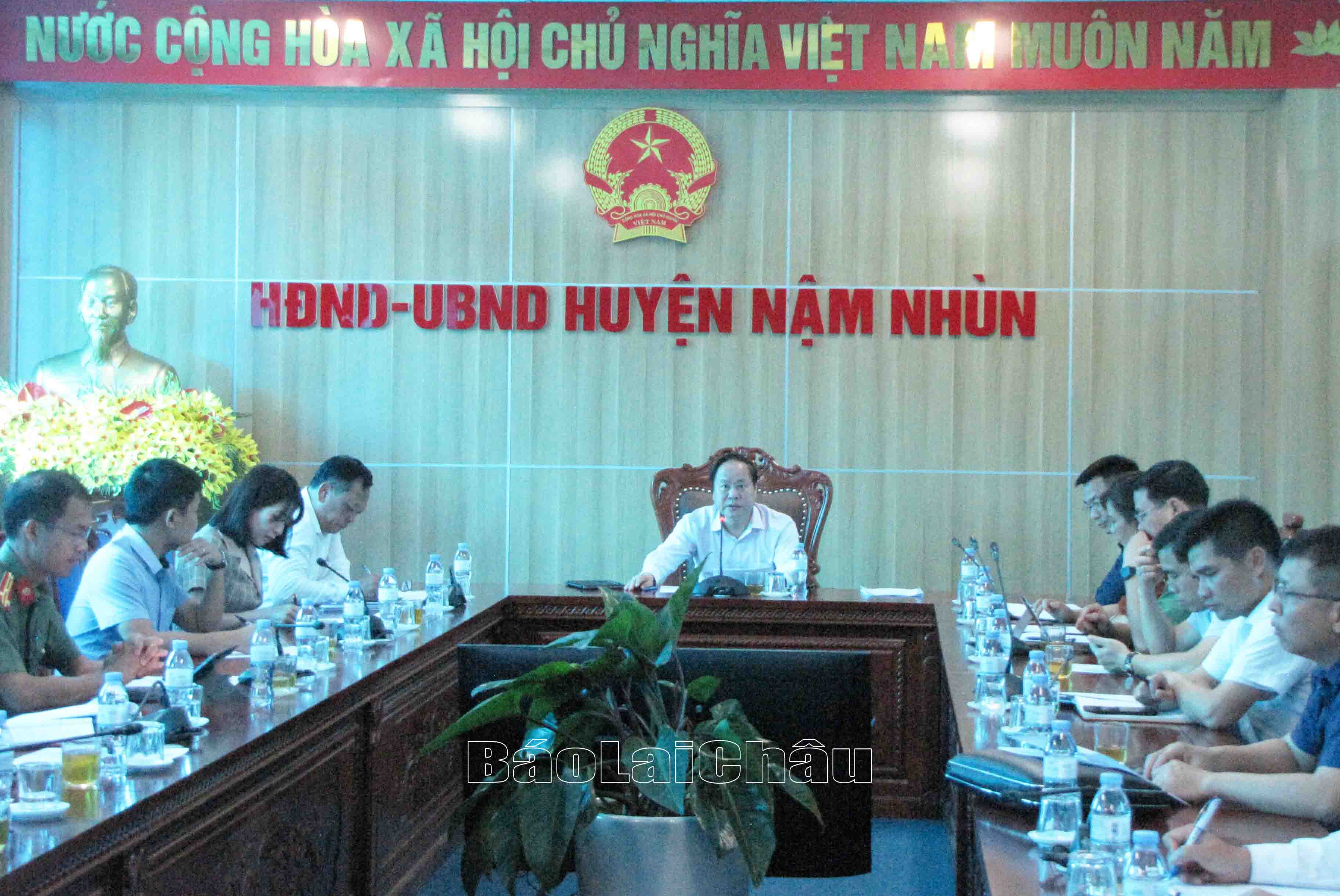 Quang cảnh buổi làm việc của Đoàn công tác với Ban Chỉ đạo thi tốt nghiệp THPT huyện Nậm Nhùn.