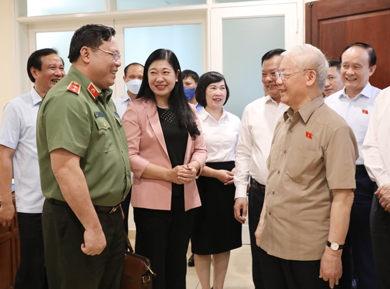 Tại buổi tiếp xúc cử tri Hà Nội ngày 23/6 vừa qua, Tổng Bí thư Nguyễn Phú Trọng khẳng định quan điểm nhất quán của Trung ương trong công tác PCTN, tiêu cực là phải làm một cách kiên trì, nhân văn, bài bản và thuyết phục.  