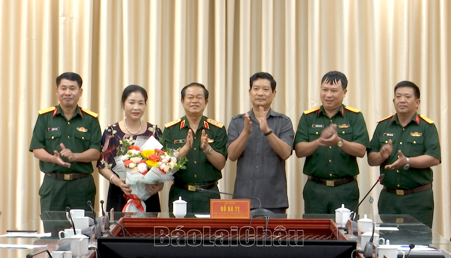 Đồng chí Chu Lê Chinh – Phó Chủ tịch HĐND tỉnh, lãnh đạo Bộ Chỉ huy Quân sư tỉnh tặng hoa chúc mừng Đại tướng Đỗ Bá Tỵ và phu nhân nhân chuyến thăm, làm việc với lực lượng vũ trang tỉnh. 