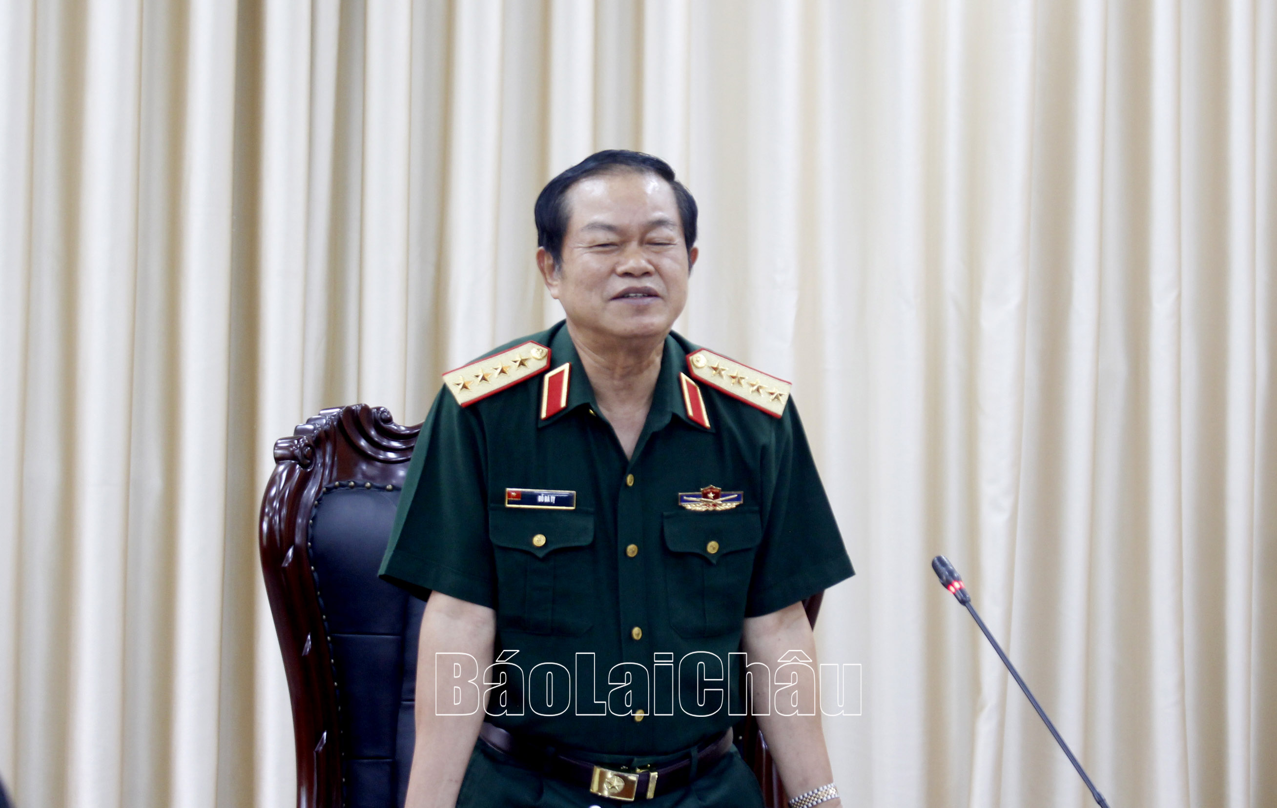 Đại tướng Đỗ Bá Tỵ - nguyên Phó Chủ tịch Quốc hội nước Cộng hòa xã hội chủ nghĩa Việt Nam phát biểu tại buổi làm việc với lực lượng vũ trang tỉnh. 