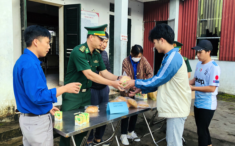 Cán bộ chiến sĩ Đồn Biên phòng Dào San hỗ trợ xuất ăn sáng miễn phí cho thi sinh tại điểm thi Dào San.