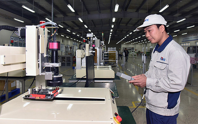 Sản xuất các thiết bị tự động trong ngành công nghiệp tại Công ty Năng Lực Việt, Khu công nghiệp Nam Thăng Long, Hà Nội. (Ảnh THU HÀ)