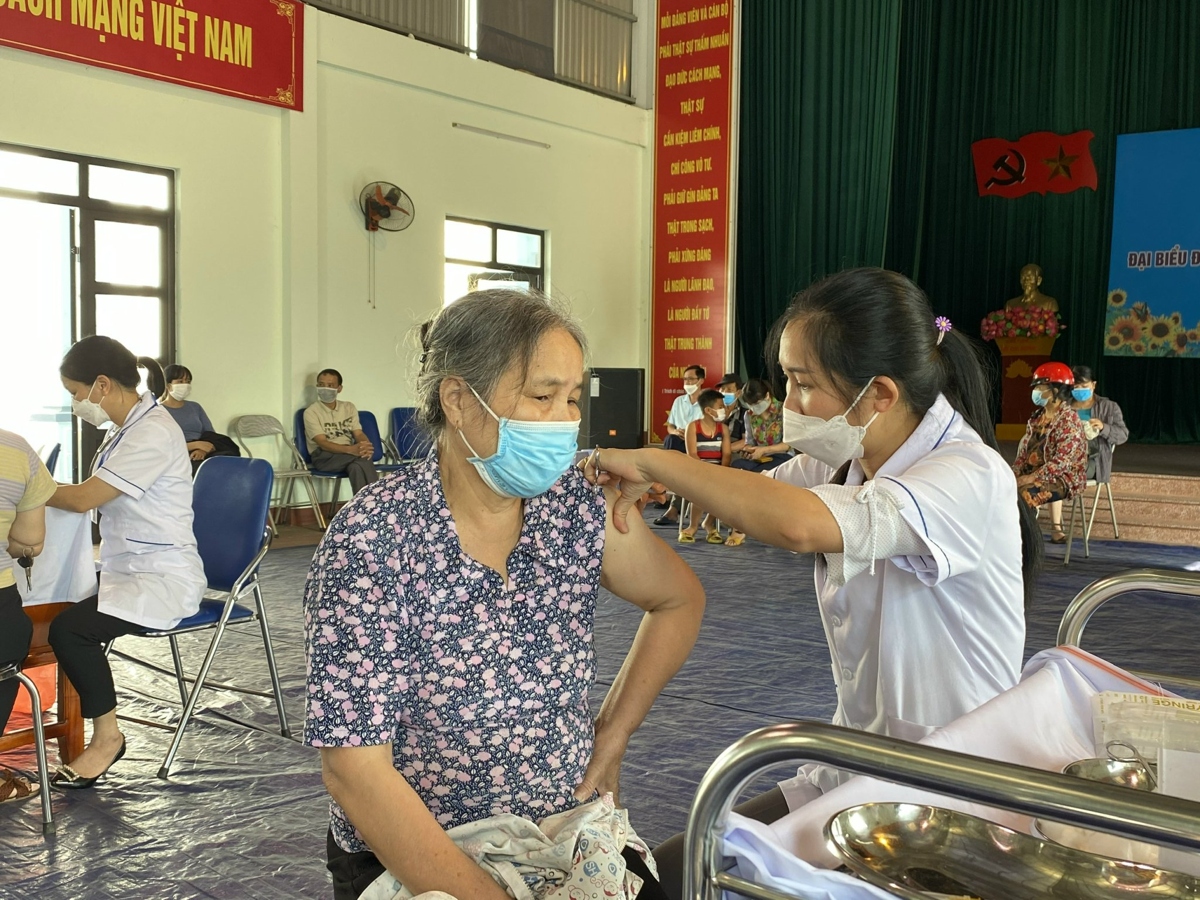 Cán bộ Trạm Y tế phường Đông Phong tiêm vắc-xin phòng Covid -19 nhắc lại lần 2 (mũi 4) cho các đối tượng từ 50 tuổi trở lên.