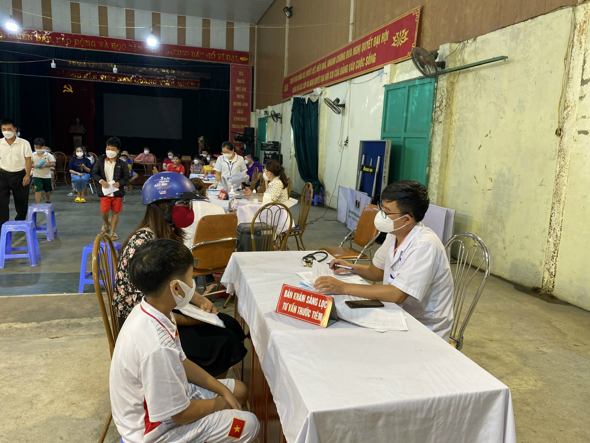 Trẻ em từ 5 tuổi đến dưới 12 tuổi tiêm vắc-xin phòng Covid -19 tại phường Tân Phong được cán bộ y tế khám sàng lọc, tư vấn trước khi tiêm.