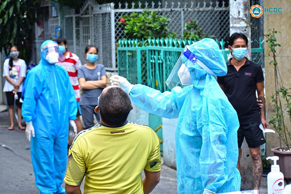  Nhân viên y tế lấy mẫu xét nghiệm COVID-19 (Ảnh minh họa, nguồn: Trung tâm kiểm soát bệnh tật thành phố Hồ Chí Minh)
