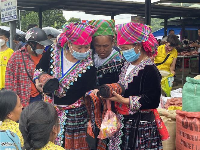 Chợ phiên San Thàng, thành phố Lai Châu bán đủ các mặt hàng, từ cái kim, sợi chỉ cho đến mớ rau, củ khoai, củ sắn và trang phục dân tộc của người Mông. Ảnh: Đinh Thùy/TTXVN
