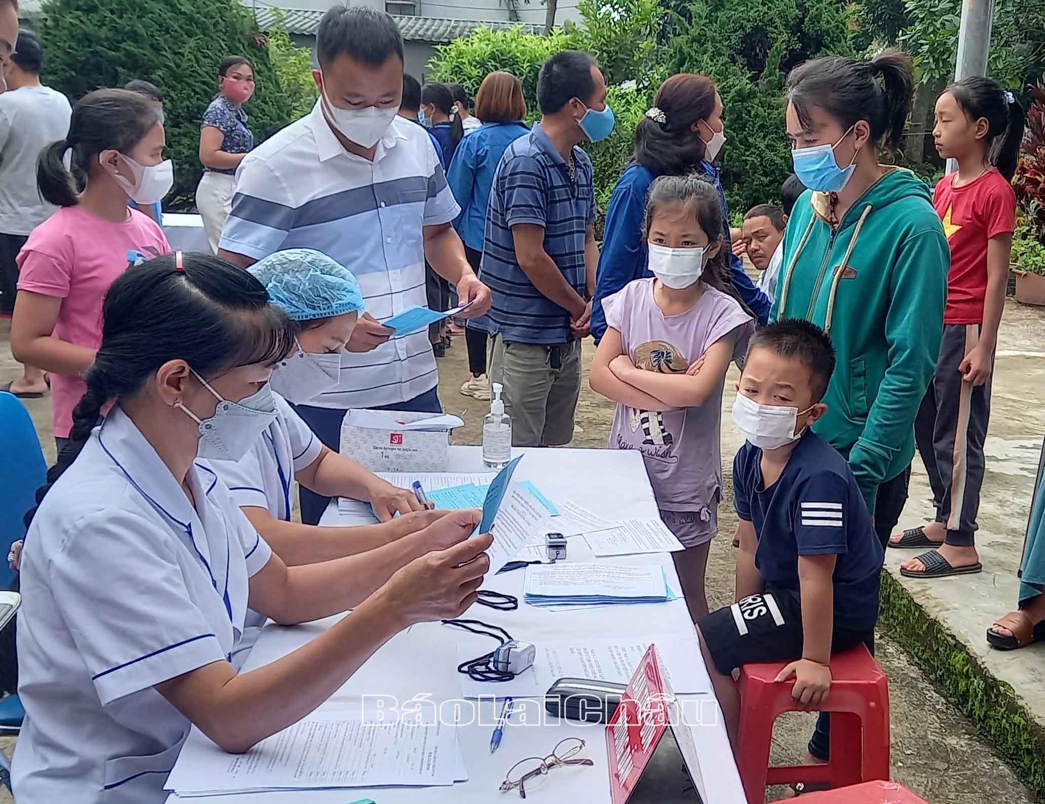 Cán bộ Trạm Y tế phường Đoàn Kết (thành phố Lai Châu) khám sức khỏe cho trẻ em từ 5-12 tuổi trước khi tiêm vắc-xin phòng Covid-19.