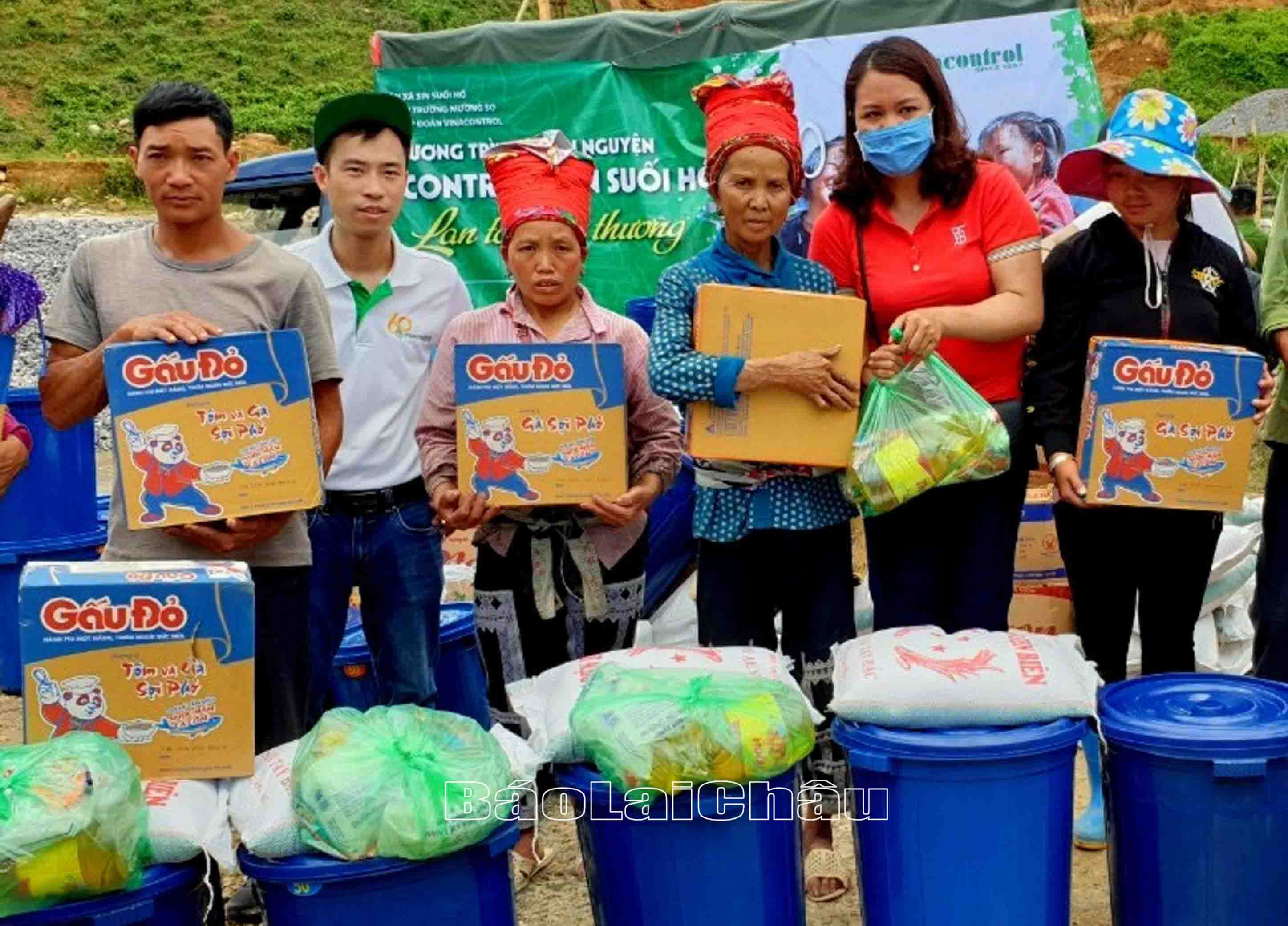 Cô giáo  Hải Yến (áo đỏ) phối hợp với Tập đoàn Vinacontrol tặng quà cho bà con xã Sin Suối Hồ (huyện Phong Thổ).