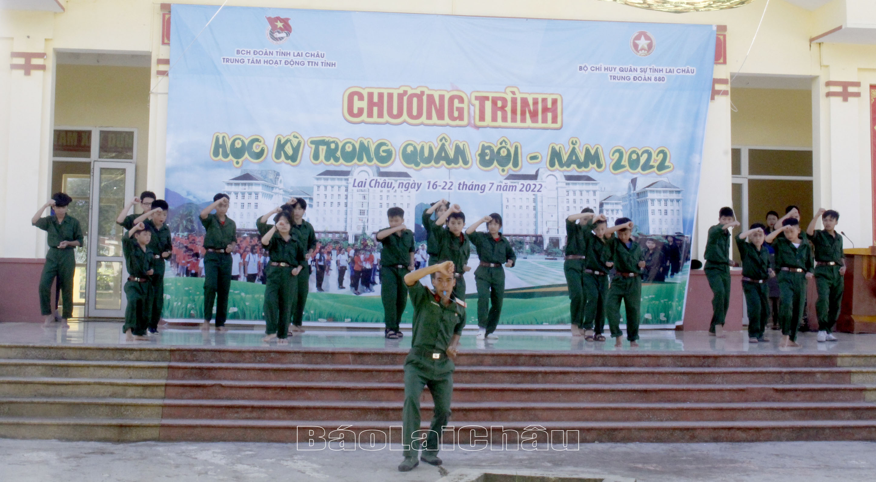 Các học viên tham gia biểu diễn võ thuật bế mạc Chương trình “Học kỳ quân đội” năm 2022. 