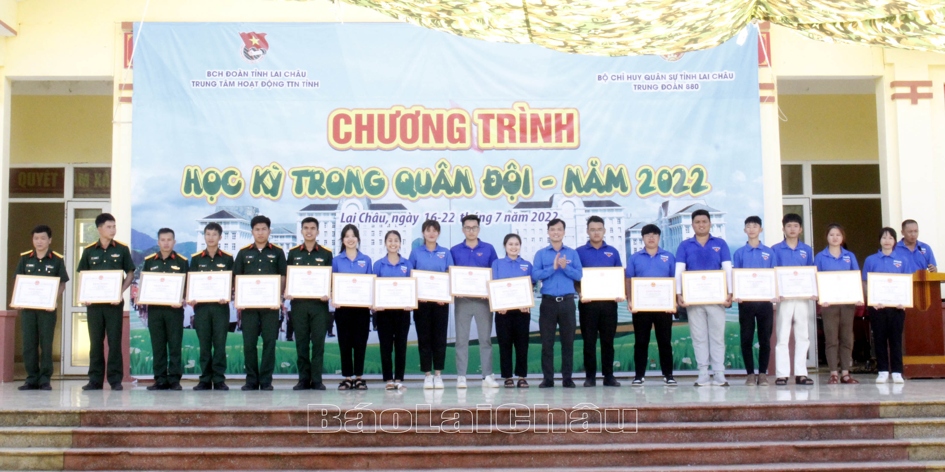 Lãnh đạo Tỉnh đoàn tặng Bằng khen cho các cá nhân có thành tích xuất sắc trong tham gia Chương trình “Học kỳ quân đội” năm 2022. 