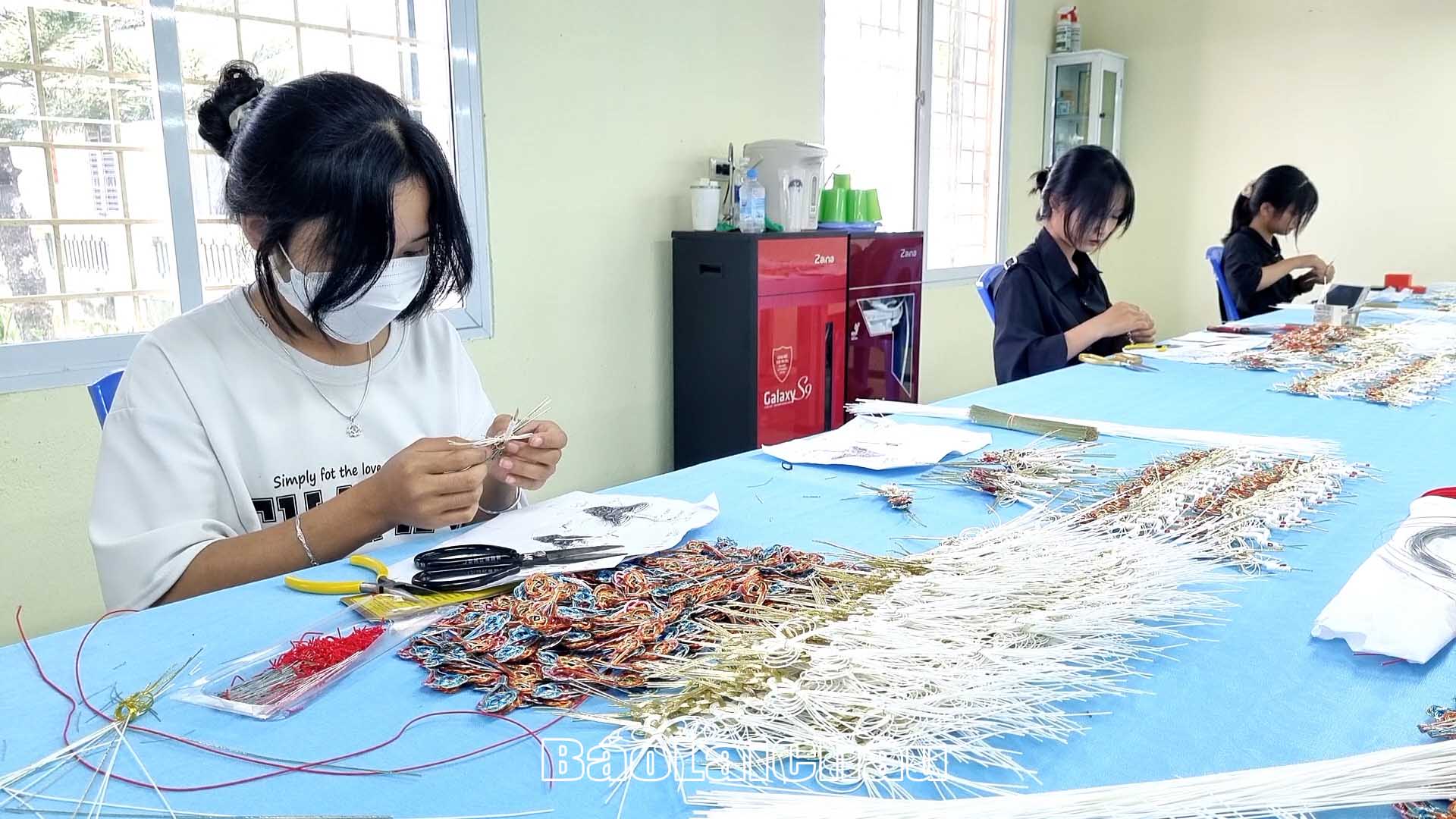 Sản phẩm tiểu thủ công nghiệp đang được Công ty TNHH MTV Nông lâm nghiệp Bateco Lai Châu sản xuất tại huyện Tân Uyên.