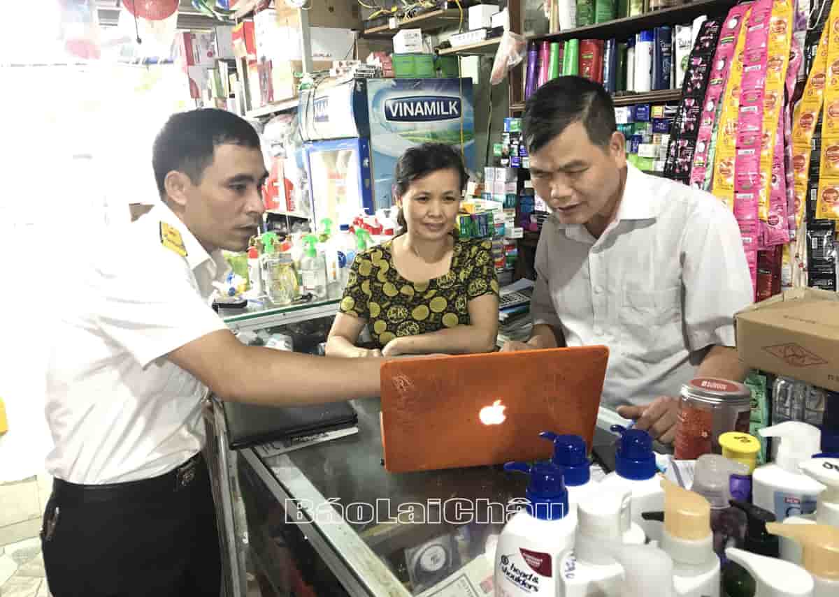Cán bộ Chi cục Thuế khu vực Than Uyên - Tân Uyên hỗ trợ hộ kinh doanh kê khai, nộp thuế điện tử.