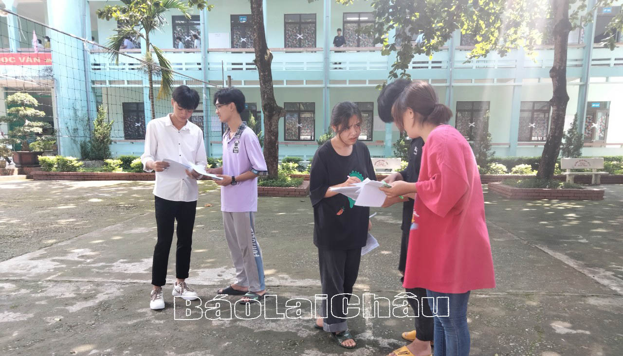 Thí sinh điểm thi Trường Phổ thông Dân tộc Nội trú huyện Mường Tè trao đổi bài sau khi kết thúc môn thi ngữ văn.