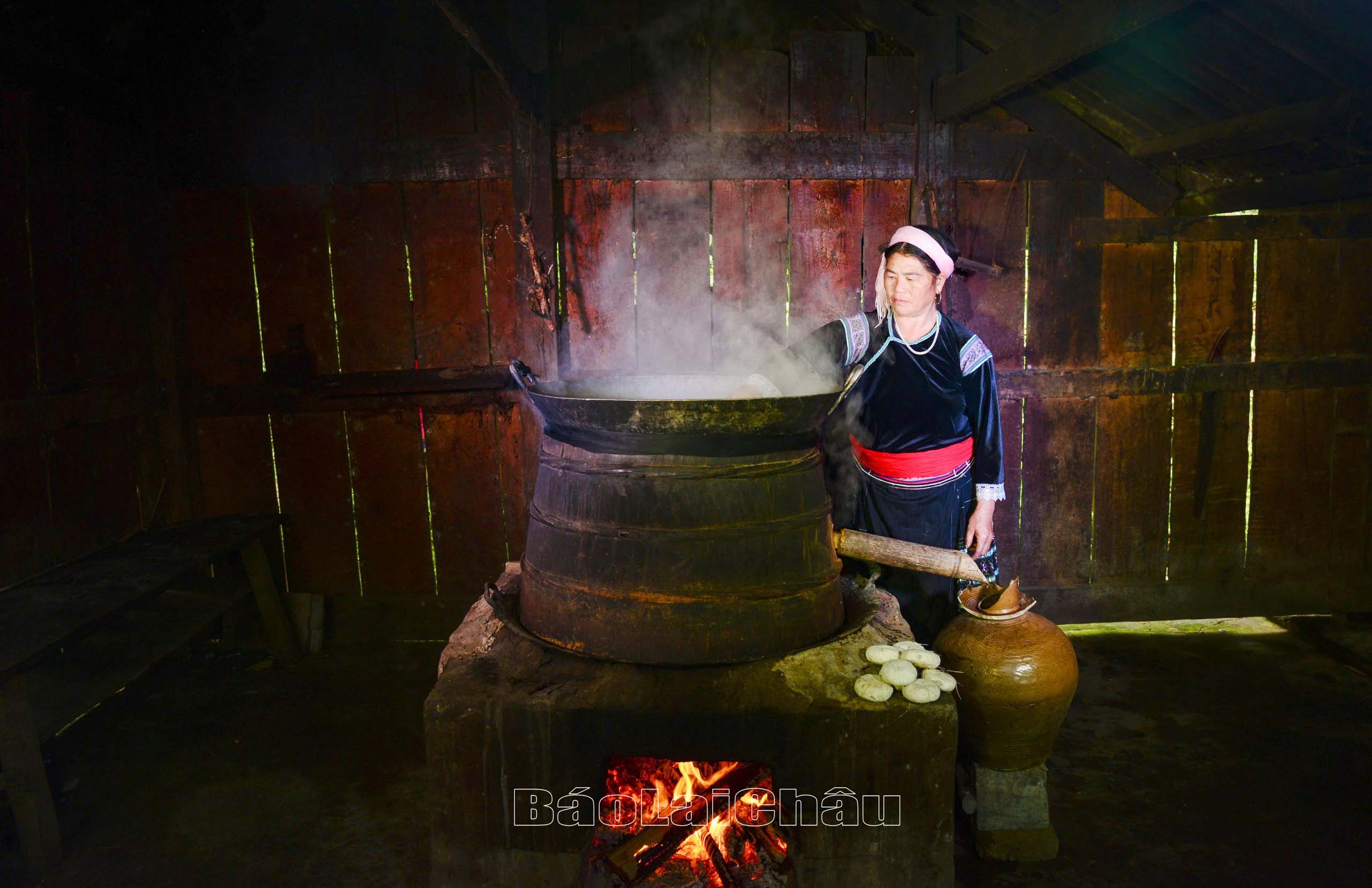 Người dân bản Sùng Chô giữ gìn nghề nấu rượu ngô truyền thống