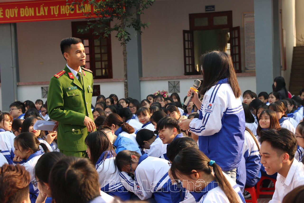 Nhằm nâng cao hiểu biết cho lứa tuổi học sinh về phòng chống mua, bán người, hàng năm Phòng Cảnh sát Hình sự (Công an tỉnh) đã phối hợp tổ chức tuyên truyền trực tiếp đến các em học sinh.